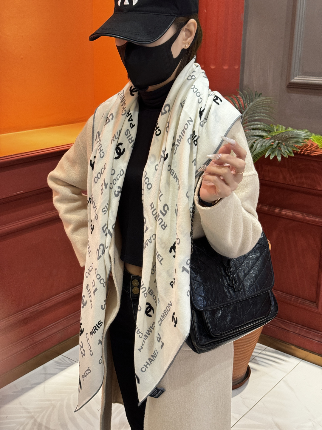 NO:704395,[Upgraded double-sided same-color encrypted fabric] New 140*140 Taiwan version printing, black and white, high-end urban upstart!  Another encounter with camellias!  Absolute temperament, Chanel Lady high-end tone] The elegance and nobility represented by Chanel have been deeply rooted in the hearts of everyone, no one can refuse such elegance and high-end!  !  The effect of this one is really simple and high-end!  !  A design without too much redundancy is the most advanced design!  !  Such a silk scarf is so beautiful!  Across the screen, the sisters must have felt how awesome this temperament is!  !  It can accurately hit the heart of every sister who loves beauty and fashion!  !  high version scarf, high version scarf, chanel19860909【升级双面同色 加密面料】 上新 140*140台版印花 黑白二色  高级都市新贵！山茶花的再一次邂逅！绝对的气质Chanel Lady高级调调】Chanel所代表的优雅,高贵已深人人心,没人能拒绝这样的优雅高级！！这款出来的效果真的非常简约高级！！没有太冗余的设计就是最高级的设计！！这样的丝巾,太美了太美了！隔着屏幕,姐妹肯定都感受到了,这款气质的要命！！能精准击中每一个爱美爱时髦的姐妹心尖尖上！！高版本围巾,高版本围巾,chanel,scarf