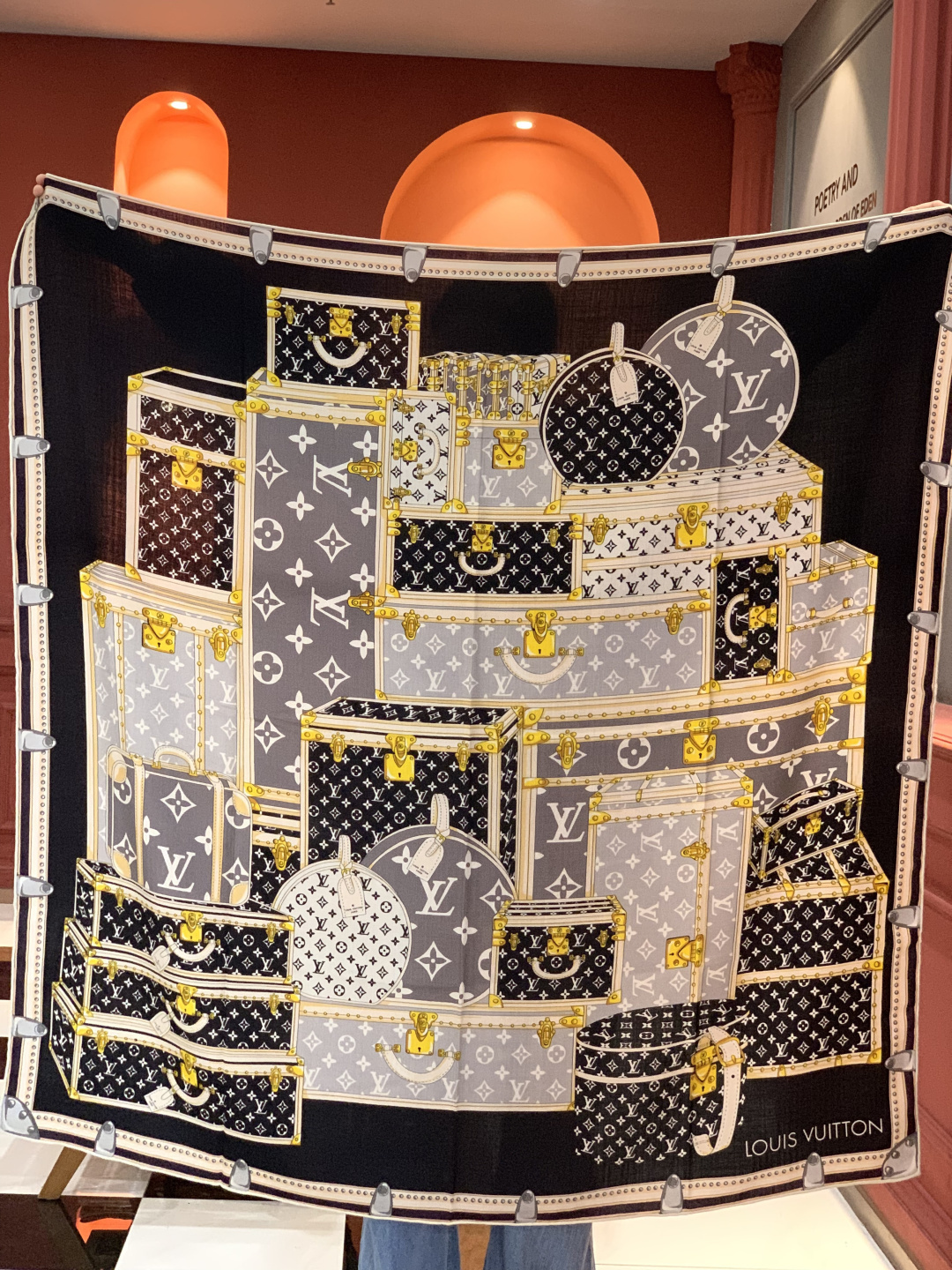 P220 MY NEVERFULL 140丝绒方巾
【140顶级丝绒双面同色】

My Neverfull 丝绒方巾回溯 Neverfull 手袋的考究格调，向品牌制箱传统致以一曲艺术颂歌。肩带、LV Circle 标识与挂锁图案点睛经典元素，路易威登贴饰与历史悠久的硬箱遥相呼应。

135 x 135 厘米
(高 x 长度)
30%桑蚕丝70%羊绒
喷墨印制
Neverfull 和品牌标识图案
路易威登贴饰
Monogram 