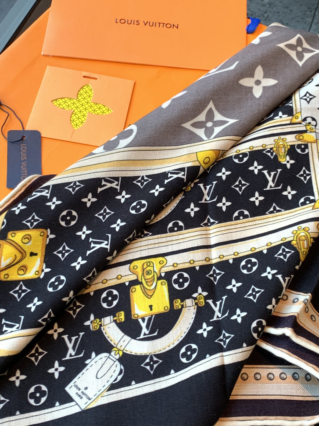 P220 MY NEVERFULL 140丝绒方巾
【140顶级丝绒双面同色】

My Neverfull 丝绒方巾回溯 Neverfull 手袋的考究格调，向品牌制箱传统致以一曲艺术颂歌。肩带、LV Circle 标识与挂锁图案点睛经典元素，路易威登贴饰与历史悠久的硬箱遥相呼应。

135 x 135 厘米
(高 x 长度)
30%桑蚕丝70%羊绒
喷墨印制
Neverfull 和品牌标识图案
路易威登贴饰
Monogram 