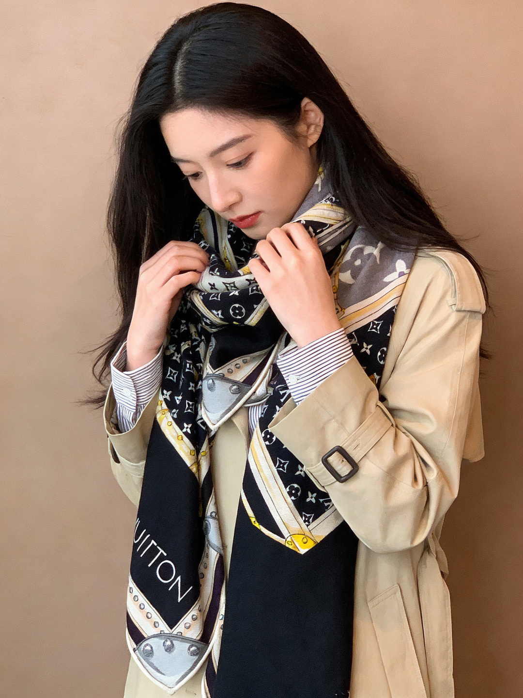 P220 MY NEVERFULL 140丝绒方巾
【140顶级丝绒双面同色】

My Neverfull 丝绒方巾回溯 Neverfull 手袋的考究格调，向品牌制箱传统致以一曲艺术颂歌。肩带、LV Circle 标识与挂锁图案点睛经典元素，路易威登贴饰与历史悠久的硬箱遥相呼应。

135 x 135 厘米
(高 x 长度)
30%桑蚕丝70%羊绒
喷墨印制
Neverfull 和品牌标识图案
路易威登贴饰
Monogram 