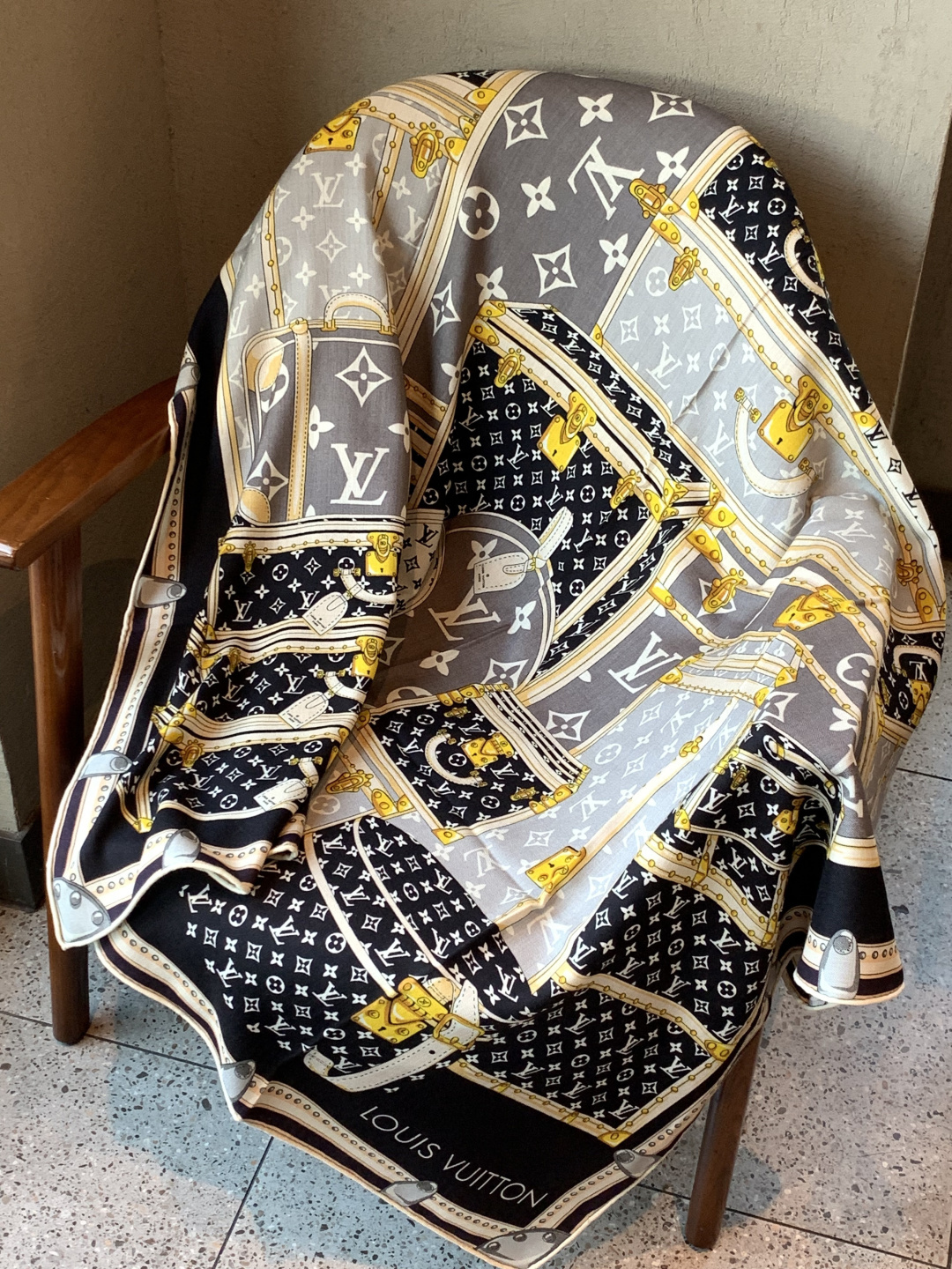 P220 MY NEVERFULL 140丝绒方巾
【140顶级丝绒双面同色】

My Neverfull 丝绒方巾回溯 Neverfull 手袋的考究格调，向品牌制箱传统致以一曲艺术颂歌。肩带、LV Circle 标识与挂锁图案点睛经典元素，路易威登贴饰与历史悠久的硬箱遥相呼应。

135 x 135 厘米
(高 x 长度)
30%桑蚕丝70%羊绒
喷墨印制
Neverfull 和品牌标识图案
路易威登贴饰
Monogram 