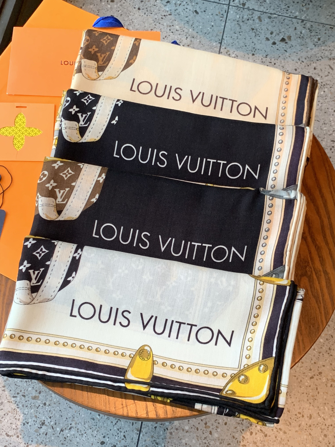 P220 MY NEVERFULL 140丝绒方巾
【140顶级丝绒双面同色】

My Neverfull 丝绒方巾回溯 Neverfull 手袋的考究格调，向品牌制箱传统致以一曲艺术颂歌。肩带、LV Circle 标识与挂锁图案点睛经典元素，路易威登贴饰与历史悠久的硬箱遥相呼应。

135 x 135 厘米
(高 x 长度)
30%桑蚕丝70%羊绒
喷墨印制
Neverfull 和品牌标识图案
路易威登贴饰
Monogram 