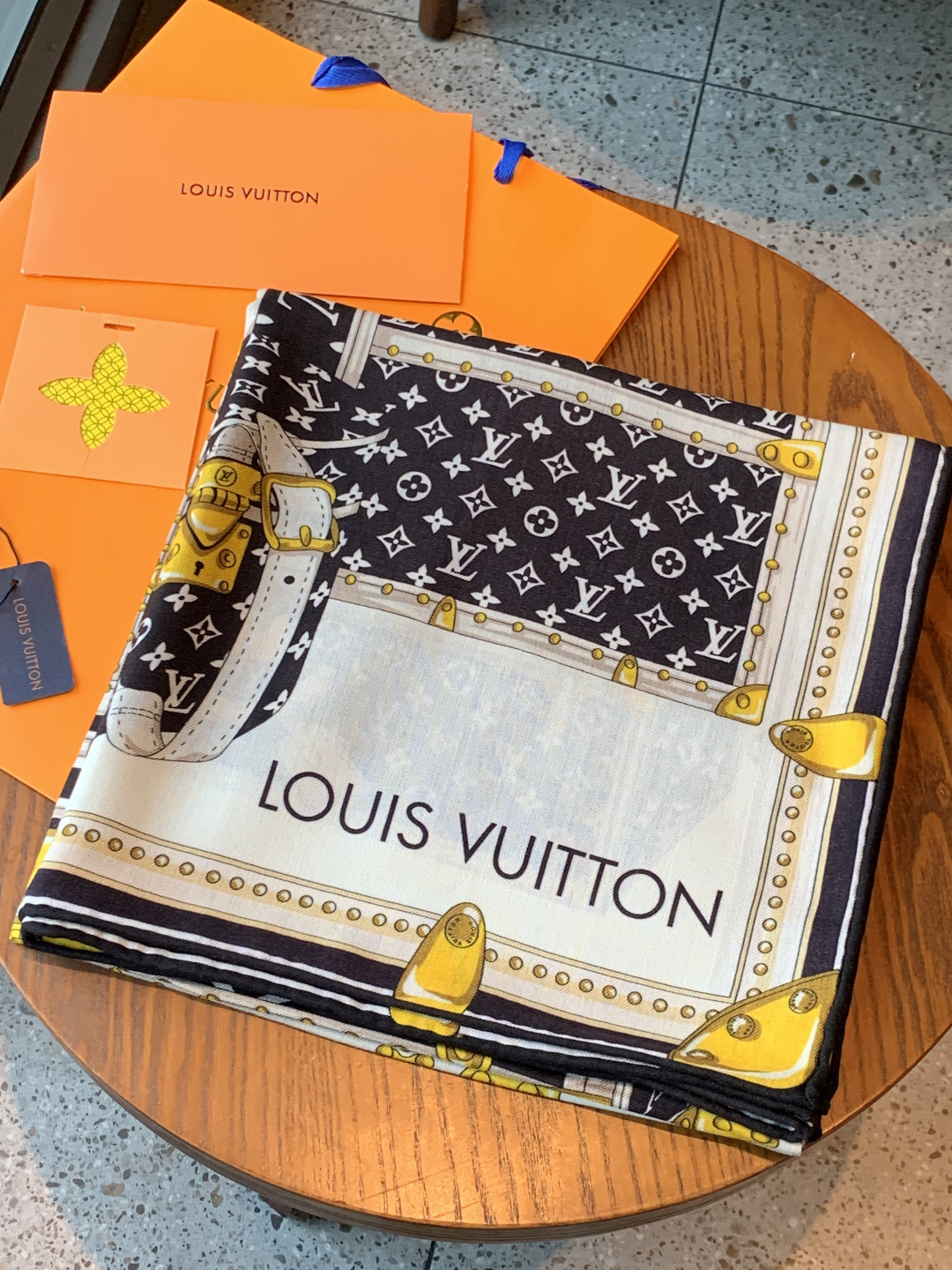 P220 MY NEVERFULL 140丝绒方巾
【140顶级丝绒双面同色】

My Neverfull 丝绒方巾回溯 Neverfull 手袋的考究格调，向品牌制箱传统致以一曲艺术颂歌。肩带、LV Circle 标识与挂锁图案点睛经典元素，路易威登贴饰与历史悠久的硬箱遥相呼应。

135 x 135 厘米
(高 x 长度)
30%桑蚕丝70%羊绒
喷墨印制
Neverfull 和品牌标识图案
路易威登贴饰
Monogram 