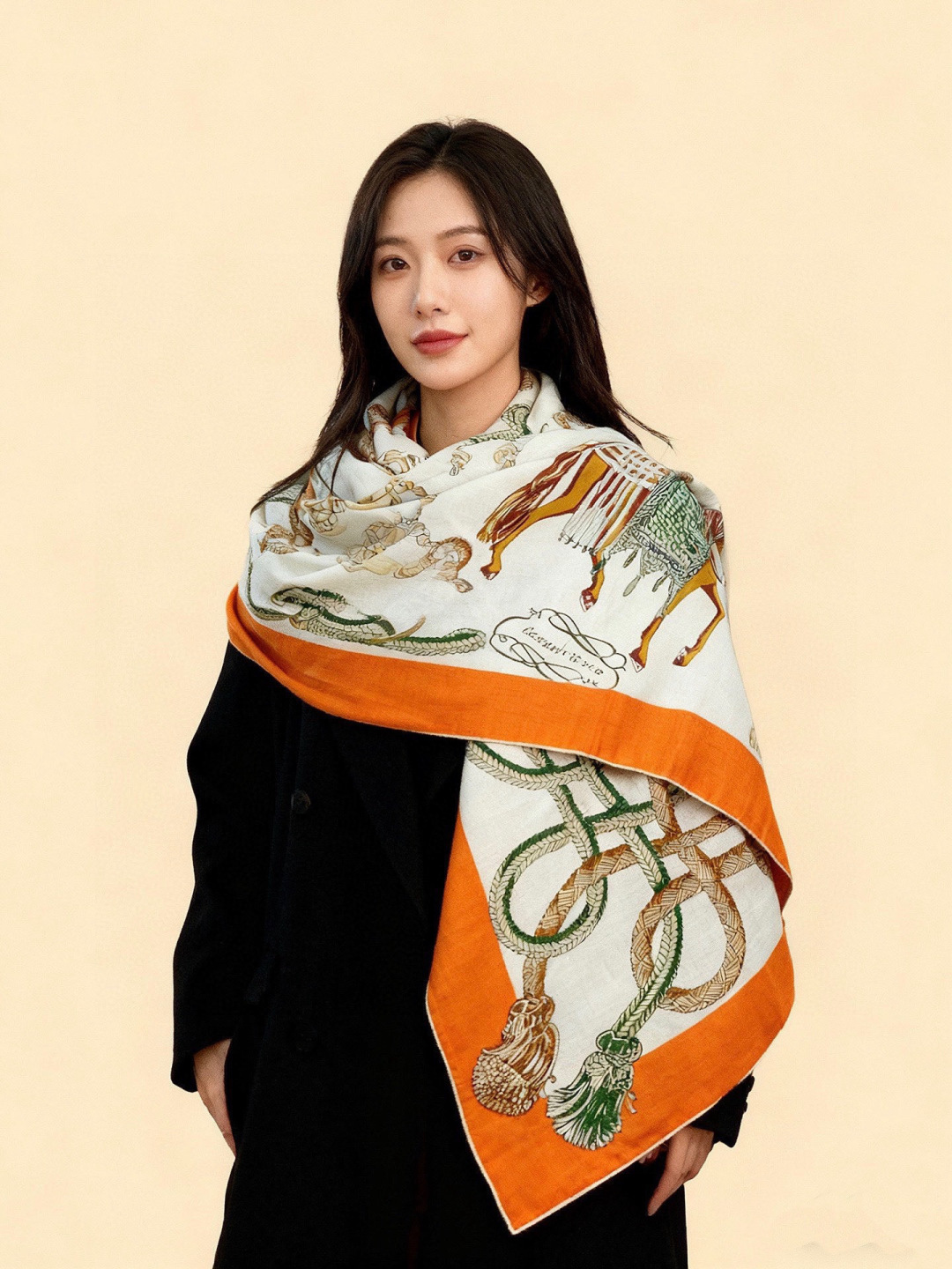 P220  💟上新💞【双面同色丝绒方巾】手工卷边山羊绒和真丝混纺披肩（70%山羊绒，30%桑蚕丝）
这款披肩采用经典山羊绒和真丝混纺面料，柔软轻盈，佩戴方便。空调房必备！寒冷时分或微凉夜间的理想之选。
尺寸：140x 140厘米 | 由于这款披肩采用手工卷边，与标示的尺寸或会略有不同 