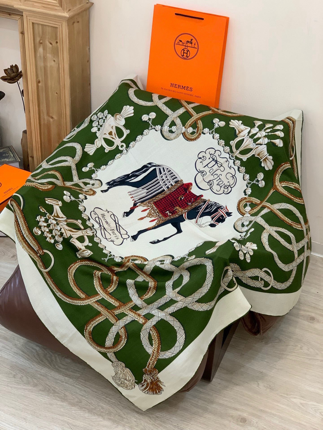 P220  💟上新💞【双面同色丝绒方巾】手工卷边山羊绒和真丝混纺披肩（70%山羊绒，30%桑蚕丝）
这款披肩采用经典山羊绒和真丝混纺面料，柔软轻盈，佩戴方便。空调房必备！寒冷时分或微凉夜间的理想之选。
尺寸：140x 140厘米 | 由于这款披肩采用手工卷边，与标示的尺寸或会略有不同 