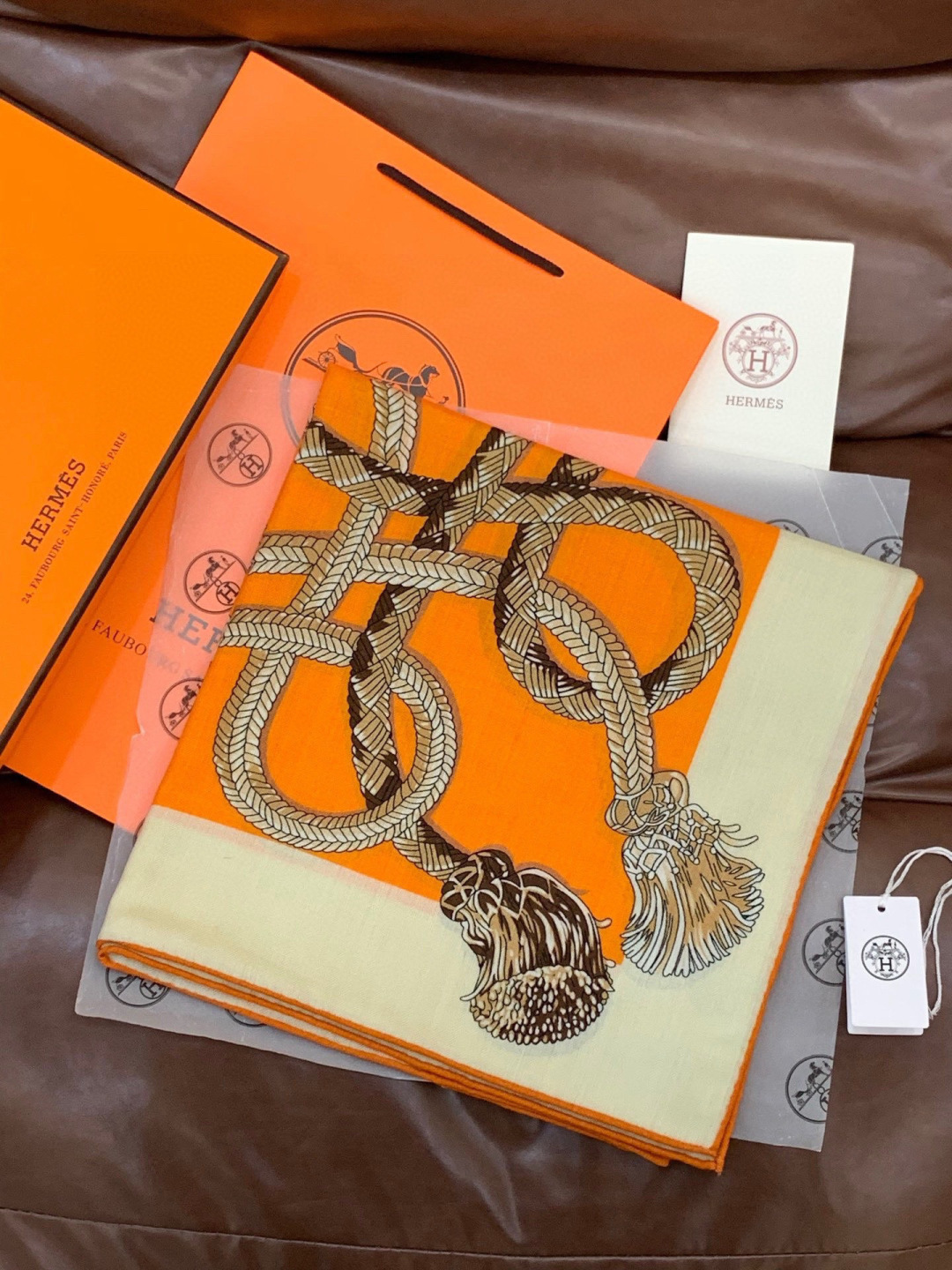 P220  💟上新💞【双面同色丝绒方巾】手工卷边山羊绒和真丝混纺披肩（70%山羊绒，30%桑蚕丝）
这款披肩采用经典山羊绒和真丝混纺面料，柔软轻盈，佩戴方便。空调房必备！寒冷时分或微凉夜间的理想之选。
尺寸：140x 140厘米 | 由于这款披肩采用手工卷边，与标示的尺寸或会略有不同 