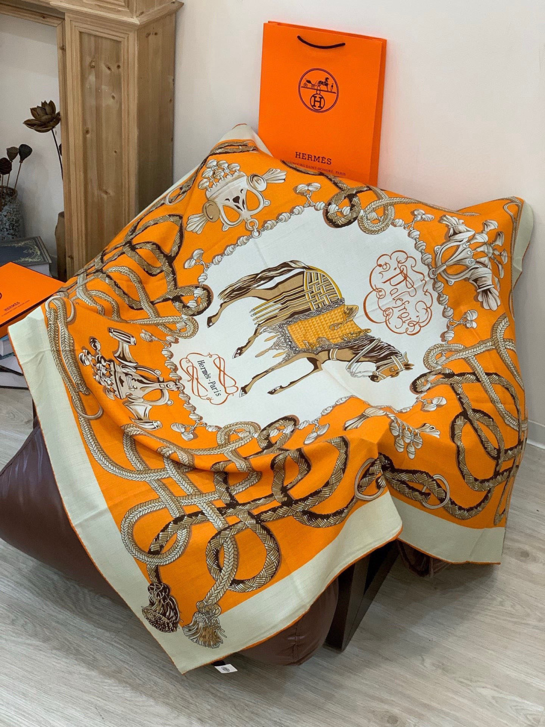 P220  💟上新💞【双面同色丝绒方巾】手工卷边山羊绒和真丝混纺披肩（70%山羊绒，30%桑蚕丝）
这款披肩采用经典山羊绒和真丝混纺面料，柔软轻盈，佩戴方便。空调房必备！寒冷时分或微凉夜间的理想之选。
尺寸：140x 140厘米 | 由于这款披肩采用手工卷边，与标示的尺寸或会略有不同 