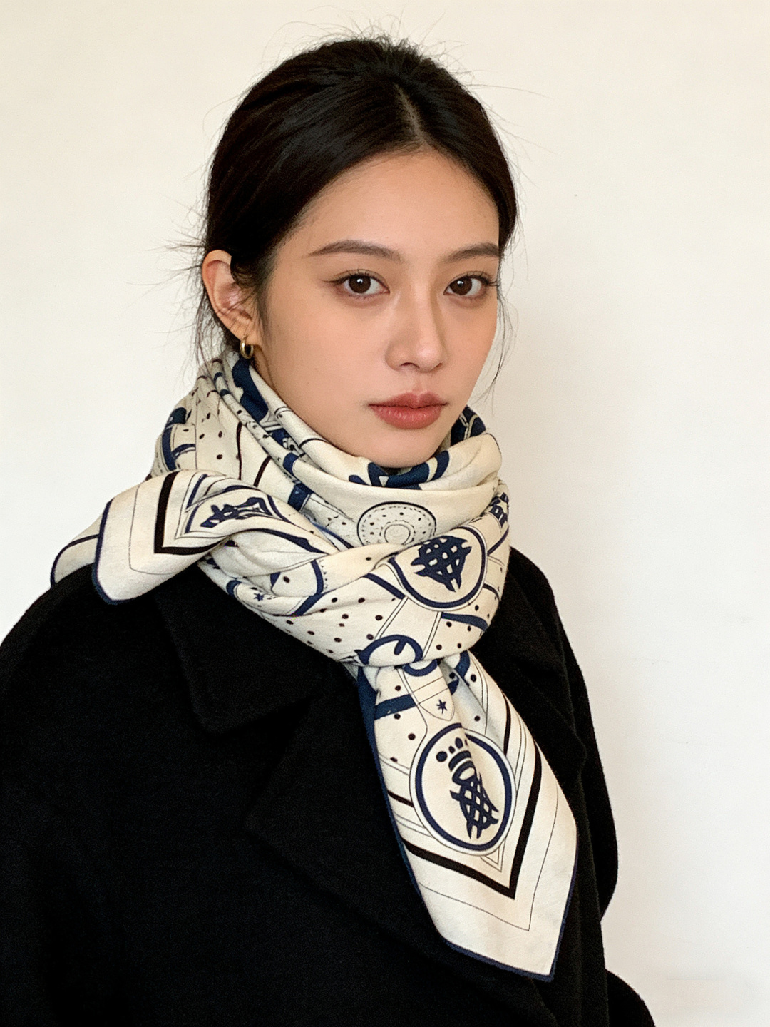 NO:714617,'Morning Walk Bandana' 140 cm reversible tonal velvet shawl, hand-rolled cashmere and silk blend shawl (70 cashmere, 30 mulberry silk). This shawl is made of classic cashmere and silk blend fabric, soft and lightweight, easy to wear. Ideal for colder days or cooler nights. Size 140 x 140 cm | Due to the hand-rolled edges of this shawl, there may be slight differences from the stated dimensions. High version scarf, high version scarf, real  silk,shawls19860909“清晨漫步Bandana”140厘米双面同色丝绒披肩 手工卷边山羊绒和真丝混纺披肩（70山羊绒,30桑蚕丝）. 这款披肩采用经典山羊绒和真丝混纺面料,柔软轻盈,佩戴方便.寒冷时分或微凉夜间的理想之选. 尺寸140 x 140厘米 | 由于这款披肩采用手工卷边,与标示的尺寸或会略有不同.高版本围巾,高版本围巾,real silk,shawls,scarf