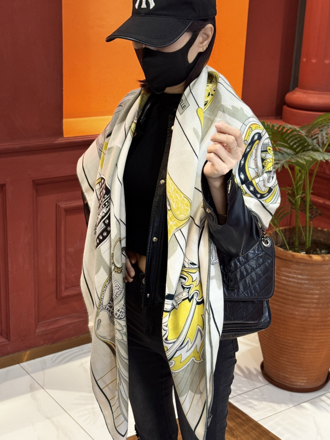 NO:714609,'The World on the Saddle' 140 velvet square scarf with same color on both sides, hand-rolled velvet square scarf (30% silk, 70% cashmere). This classic shawl shows the essence of strong and charming femininity. This 140% velvet square scarf is innovative, interprets infinite emotions and freedom, and writes personal narrative in a different way. Size 140 x 140 cm |  Since this square scarf is hand-rolled, the sizes indicated may be slightly different. High version scarf, high version scarf, real silk, shawls19860909“鞍上世界”140丝绒方巾双面同色 手工卷边丝绒方巾（30真丝70羊绒） 这款披肩的经典单品展现强大而迷人的女性魅力精髓.此140丝绒方巾推陈出新,诠释无限的情感和自由,以别样方式书写个性叙事. 尺寸140 x 140厘米 | 由于这款方巾采用手工卷边,标示的尺寸或会略有不同.高版本围巾,高版本围巾,real silk,shawls,scarf