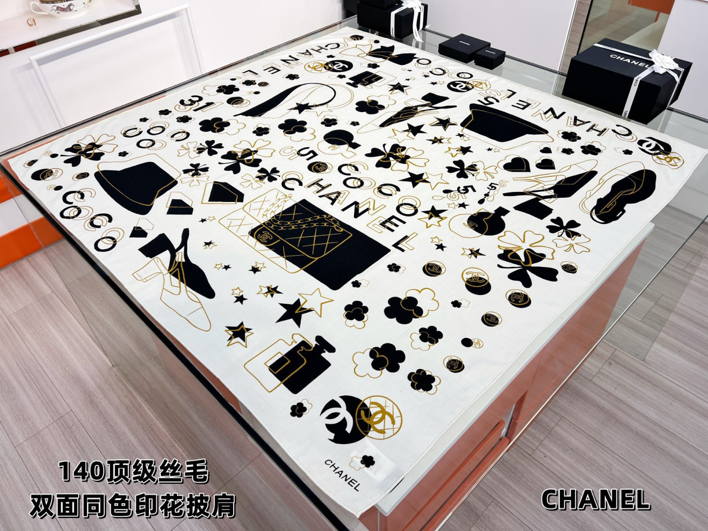 NO:714623,Chanel ~ New product ~ [140 top quality velvet, double-sided same color] The perfect combination of bags, perfume bottles, camellias and double Cs. Suitable for various occasions. Black and white are classic and elegant. Really stunning ~ Highly recommended. Ingredients: 30% mulberry silk and 70% cashmere. Size 135*135cn. High version scarf, high version scarf, chanel19860909Chanel ~新品～【140顶级丝绒双面同色】 包包、香水瓶、山茶花与双C的完美结合 适合各种场合搭配使用 黑白两色经典优雅 真的绝绝子～强推 成份30桑蚕丝70羊绒 尺寸135*135cn 高版本围巾,高版本围巾,chanel,scarf