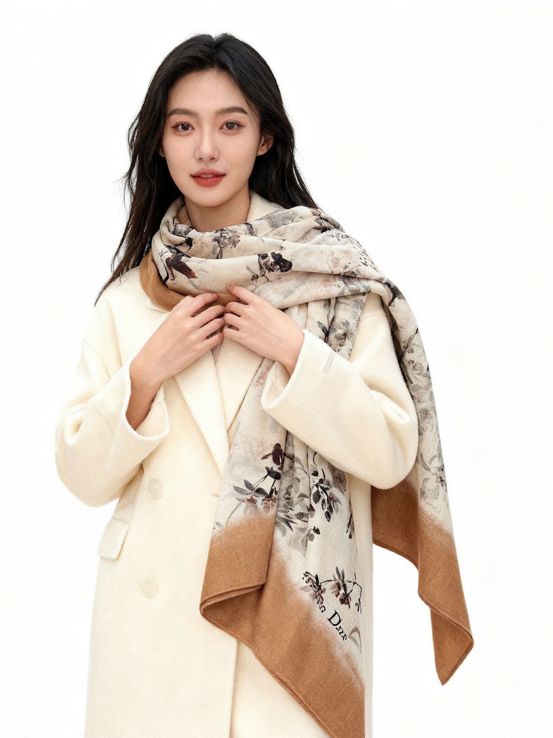 NO:714595,Dior 140 velvet double-sided tone-on-tone printed shawl Millefiori pattern This shawl is decorated with multi-color Millefiori pattern, presenting a series of Asian flowers in soft and delicate tones, highlighting its elegant appeal. Crafted from ivory silk wool fabric, double-sided design, decorated with contrasting pink hand-rolled edges and embellished with the Christian Dior signature. Can be tied around the neck or used as a headscarf to create a classic Dior look. Millefiori pattern Christian Dior  Contrasting logo hand-rolled edges 30% silk 70% cashmere high version scarf, high version scarf, dior, real silk, shawls19860909Dior 140丝绒双面同色印花披肩Millefiori 图案 这款披肩饰以多色 Millefiori 图案,以柔和精致的色调呈现亚洲花朵系列,彰显典雅意趣.采用象牙色丝毛面料精心制作,双面设计,饰以对比鲜明的粉色手工卷边,点缀以Christian Dior 标志.可系在颈部或作为头巾使用,打造 Dior经典造型. Millefiori 图案 Christian Dior 标志对比鲜明的手工卷边 30真丝70羊绒 高版本围巾,高版本围巾,dior,real silk,shawls,scarf