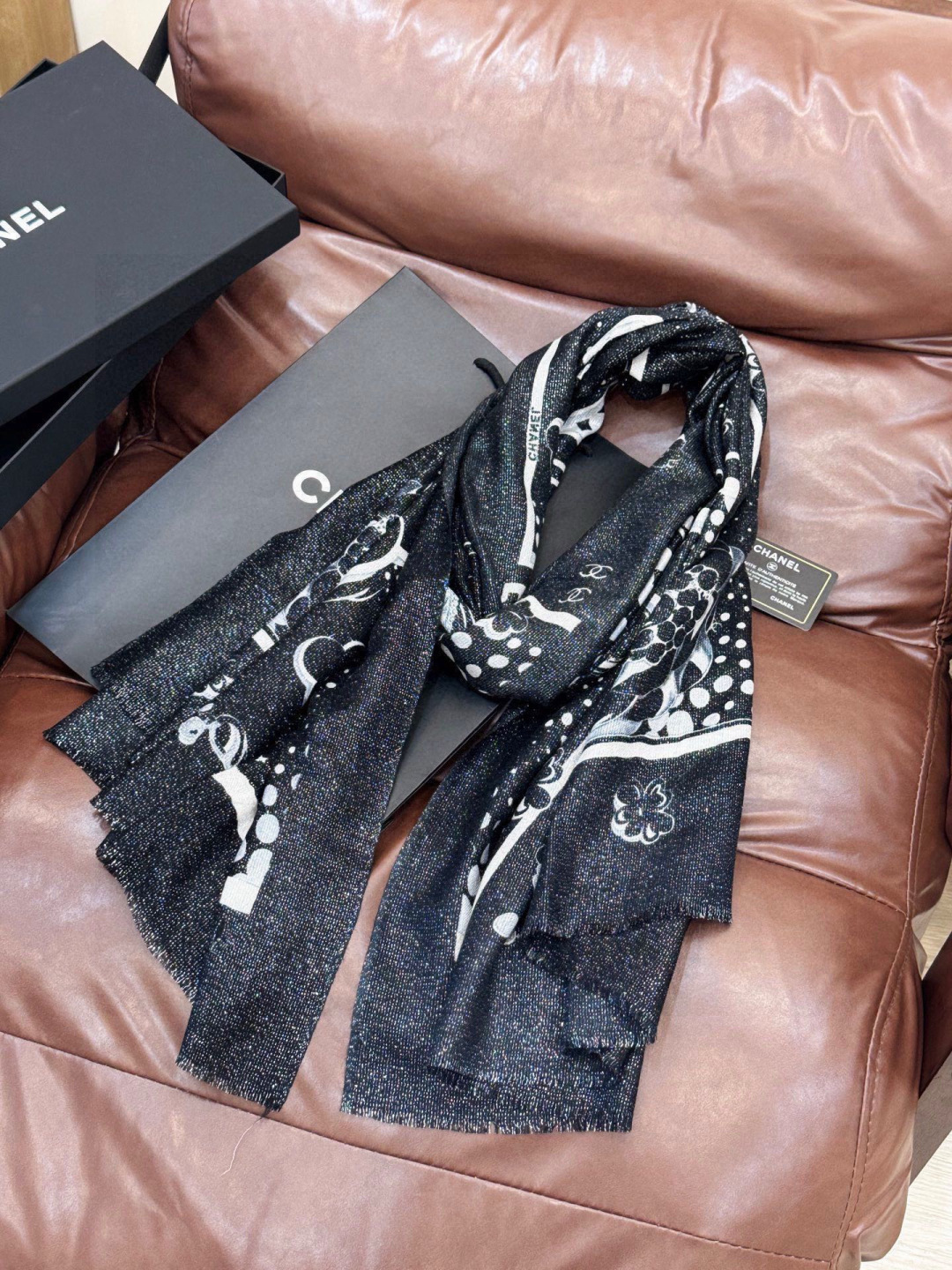 会发光发亮的围巾💟香奶奶专柜上新客供羊绒长巾👑👑 卖的超爆的，亮晶晶✨的银丝上身才会知道她的美，洋气、大