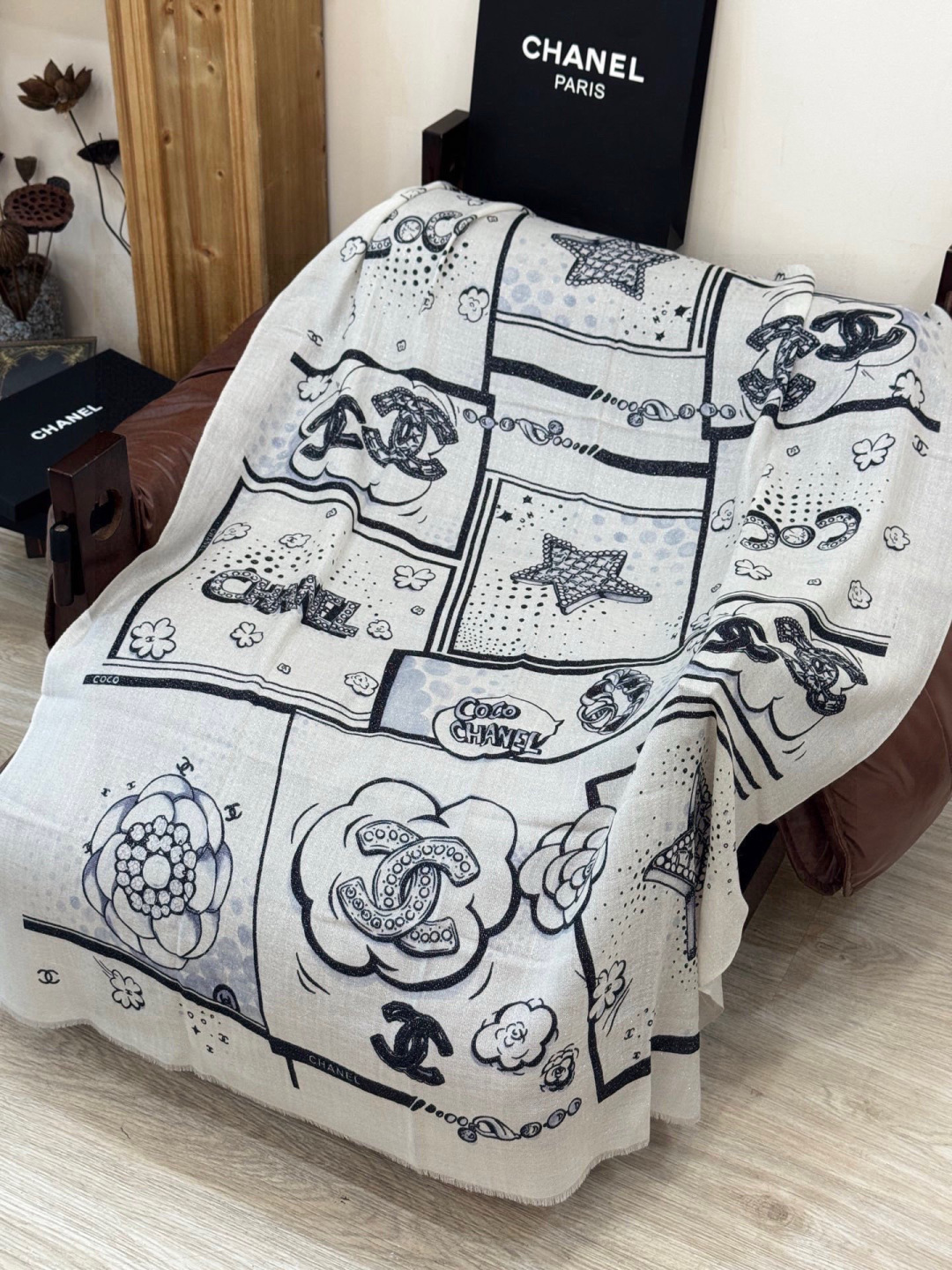 会发光发亮的围巾💟香奶奶专柜上新客供羊绒长巾👑👑 卖的超爆的，亮晶晶✨的银丝上身才会知道她的美，洋气、大