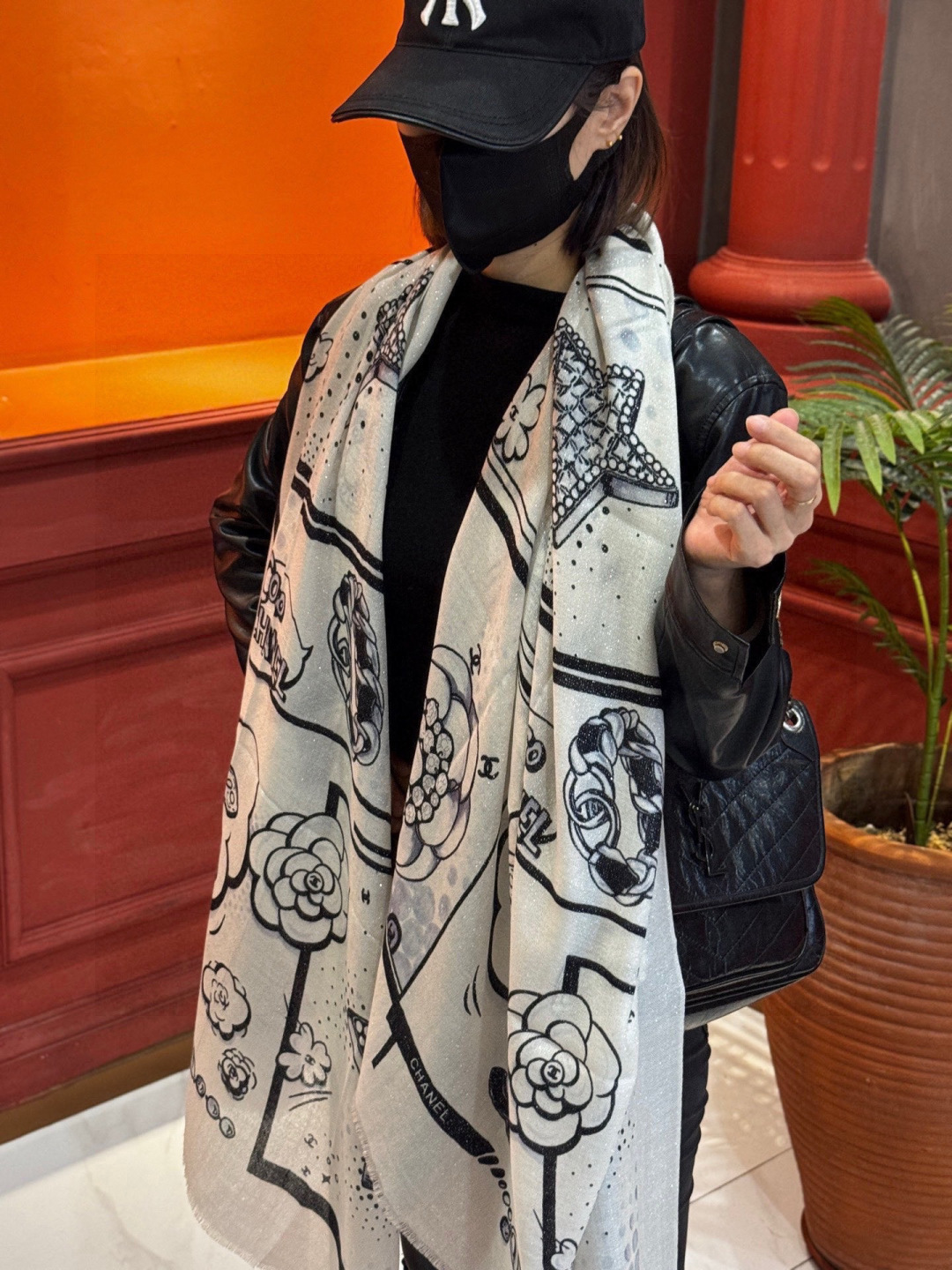 会发光发亮的围巾💟香奶奶专柜上新客供羊绒长巾👑👑 卖的超爆的，亮晶晶✨的银丝上身才会知道她的美，洋气、大