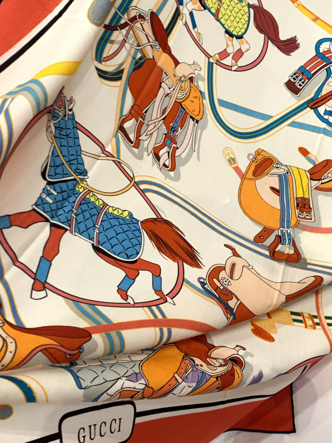 💟Gucci~140双面丝绒披肩马鞍细节和骑马图案以精致色调匠心呈献，意在向品牌与马术世界的深厚渊源致敬