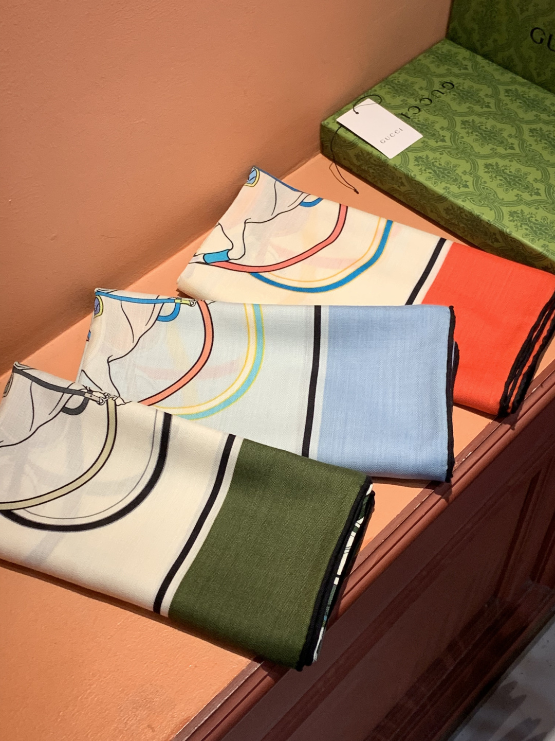 💟Gucci~140双面丝绒披肩马鞍细节和骑马图案以精致色调匠心呈献，意在向品牌与马术世界的深厚渊源致敬