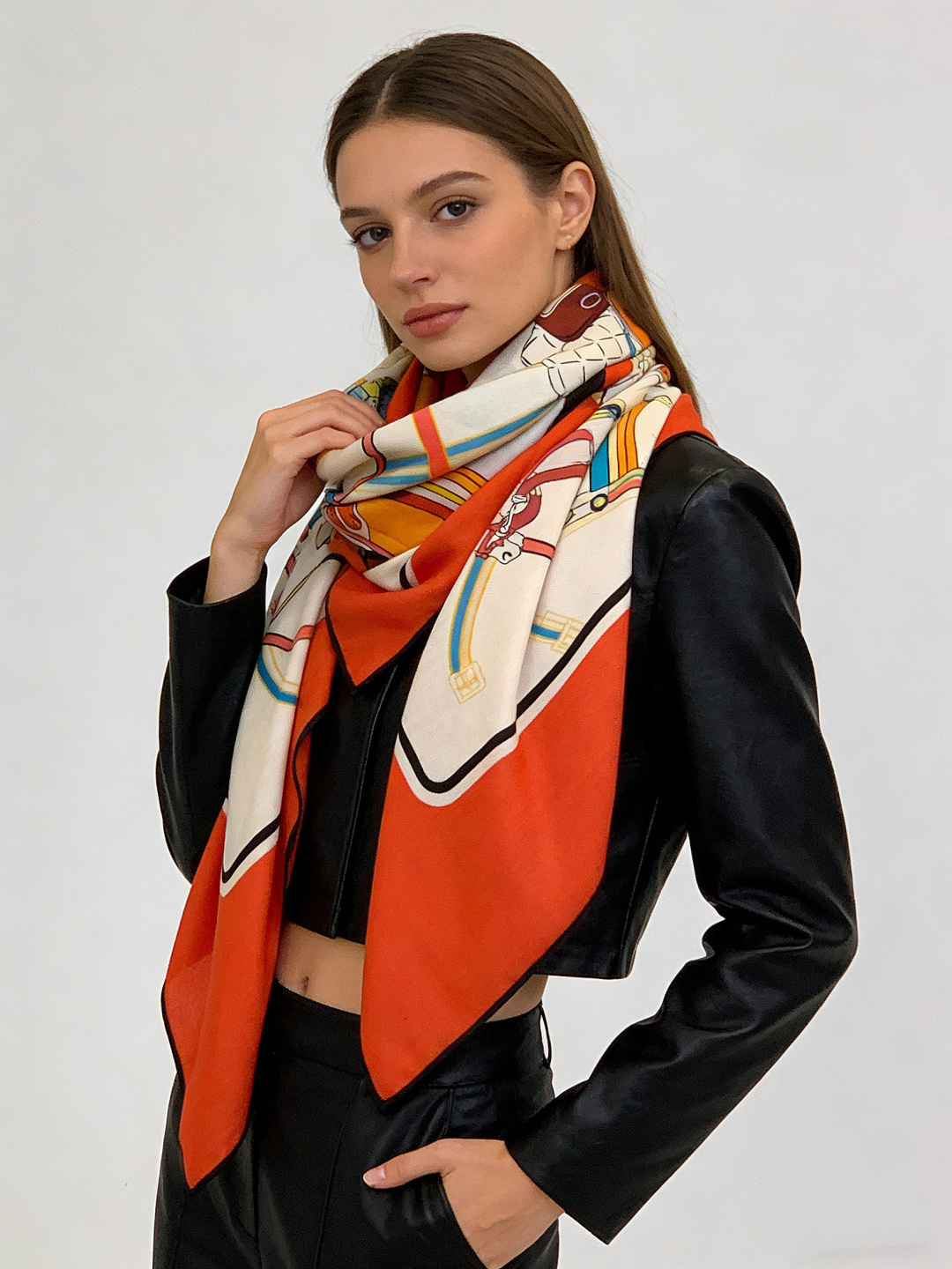 💟Gucci~140双面丝绒披肩马鞍细节和骑马图案以精致色调匠心呈献，意在向品牌与马术世界的深厚渊源致敬