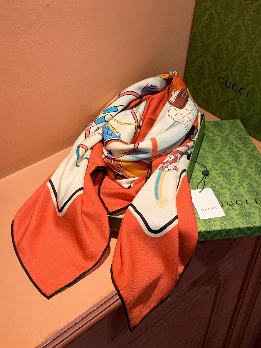 💟Gucci~140双面丝绒披肩马鞍细节和骑马图案以精致色调匠心呈献，意在向品牌与马术世界的深厚渊源致敬