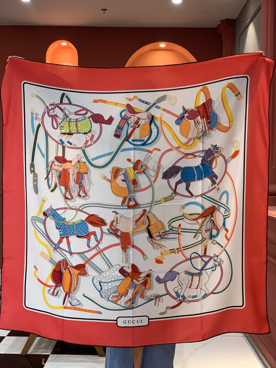 💟Gucci~140双面丝绒披肩马鞍细节和骑马图案以精致色调匠心呈献，意在向品牌与马术世界的深厚渊源致敬