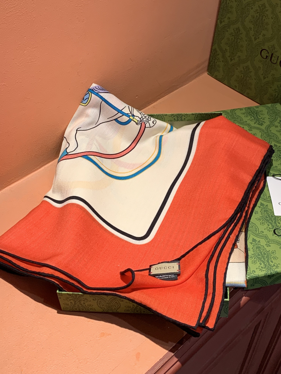 💟Gucci~140双面丝绒披肩马鞍细节和骑马图案以精致色调匠心呈献，意在向品牌与马术世界的深厚渊源致敬