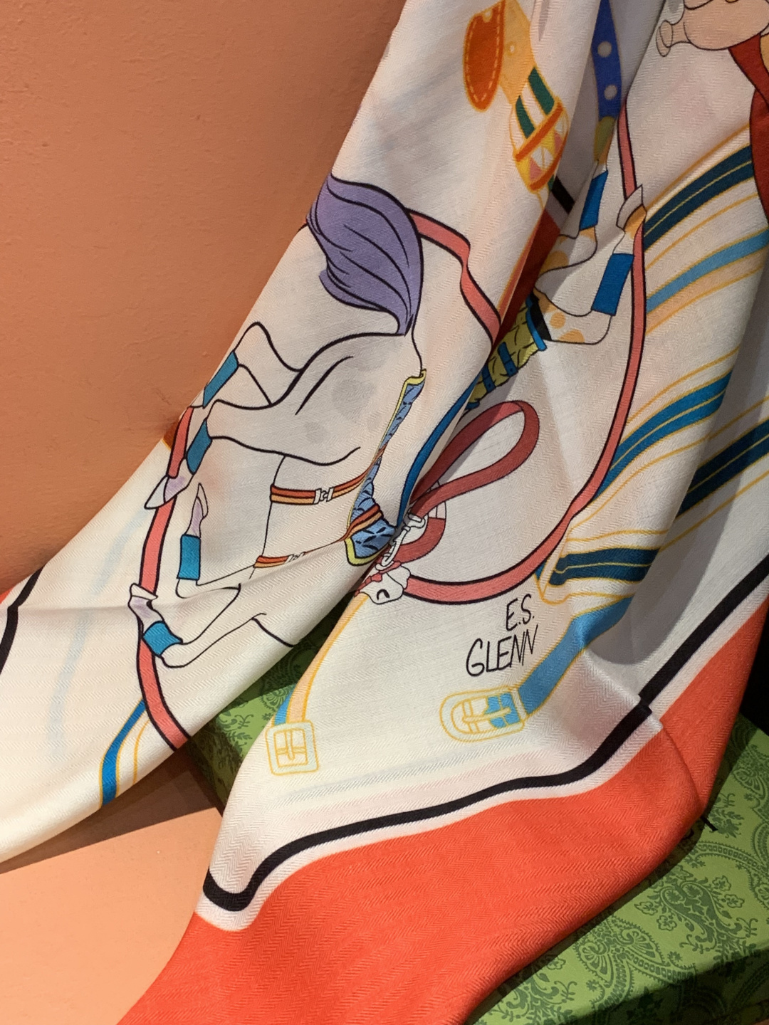 💟Gucci~140双面丝绒披肩马鞍细节和骑马图案以精致色调匠心呈献，意在向品牌与马术世界的深厚渊源致敬