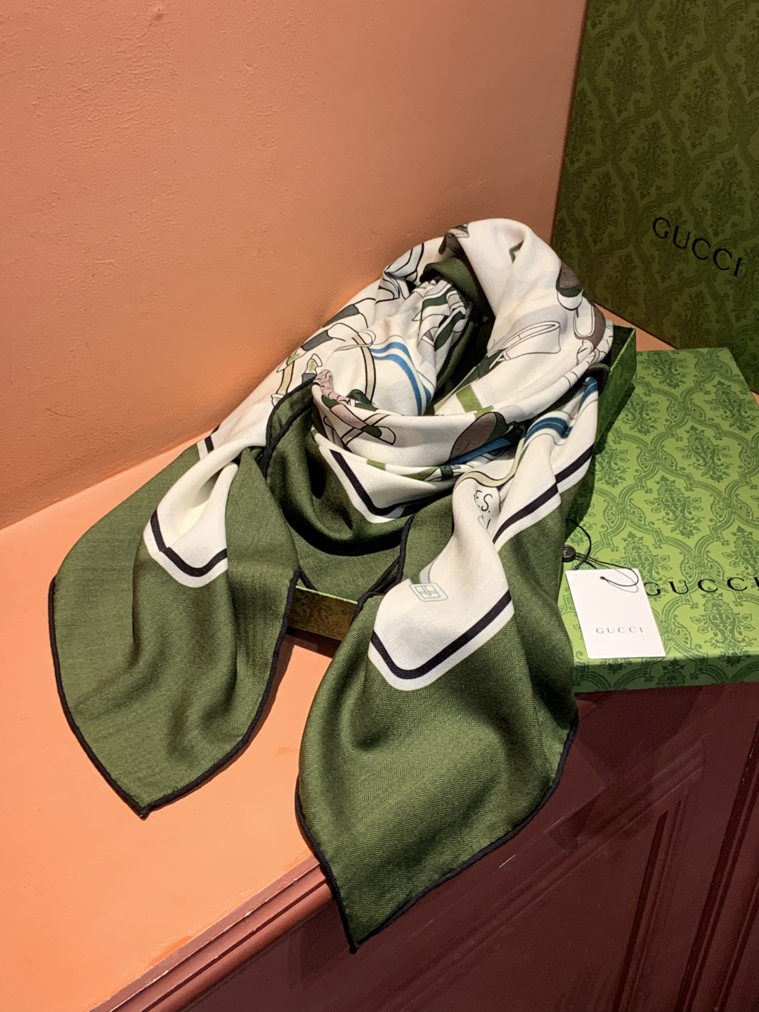 💟Gucci~140双面丝绒披肩马鞍细节和骑马图案以精致色调匠心呈献，意在向品牌与马术世界的深厚渊源致敬