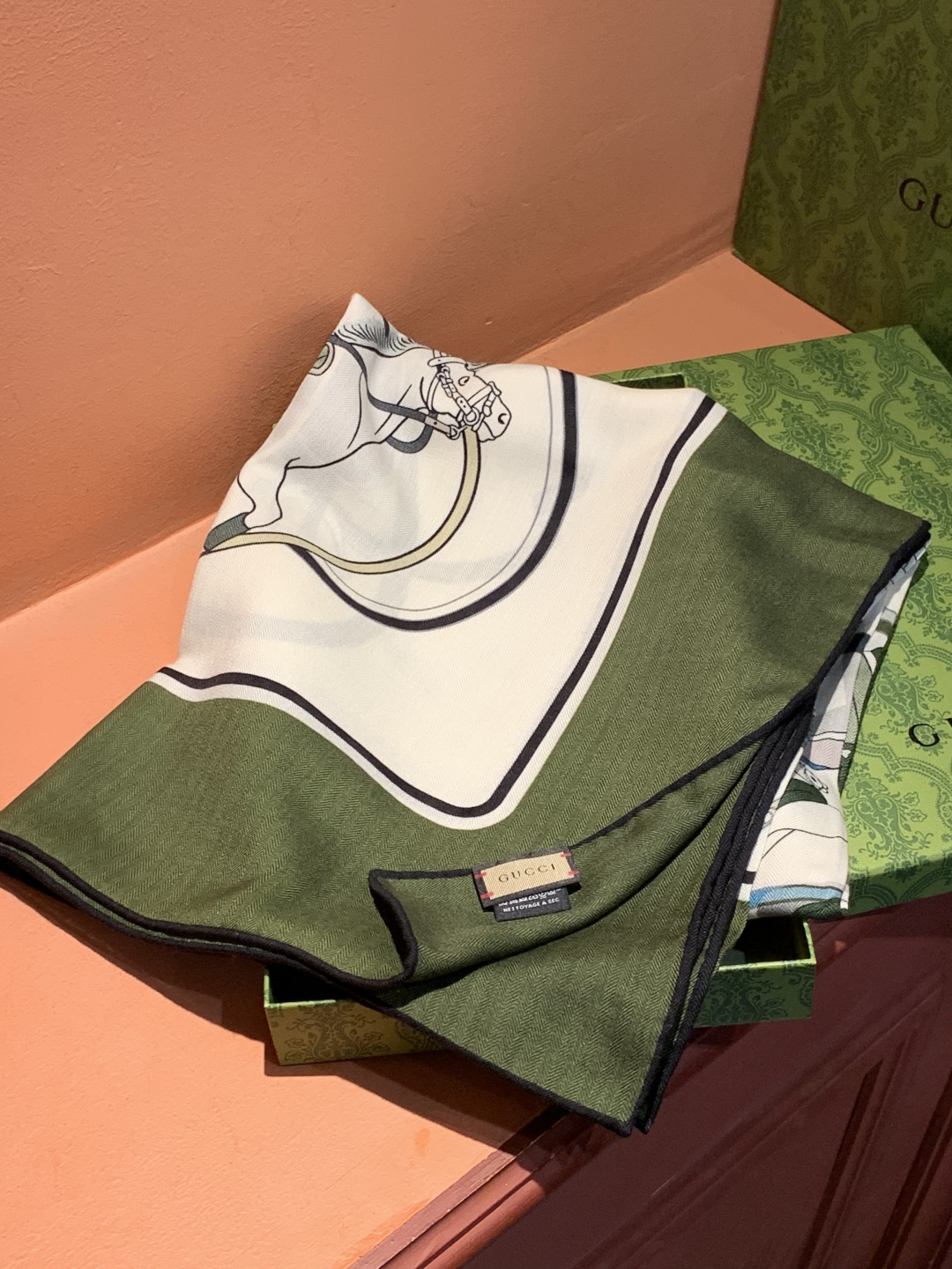 💟Gucci~140双面丝绒披肩马鞍细节和骑马图案以精致色调匠心呈献，意在向品牌与马术世界的深厚渊源致敬