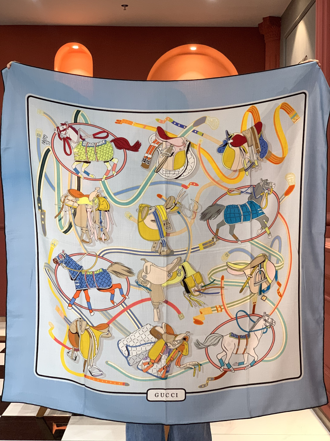 💟Gucci~140双面丝绒披肩马鞍细节和骑马图案以精致色调匠心呈献，意在向品牌与马术世界的深厚渊源致敬