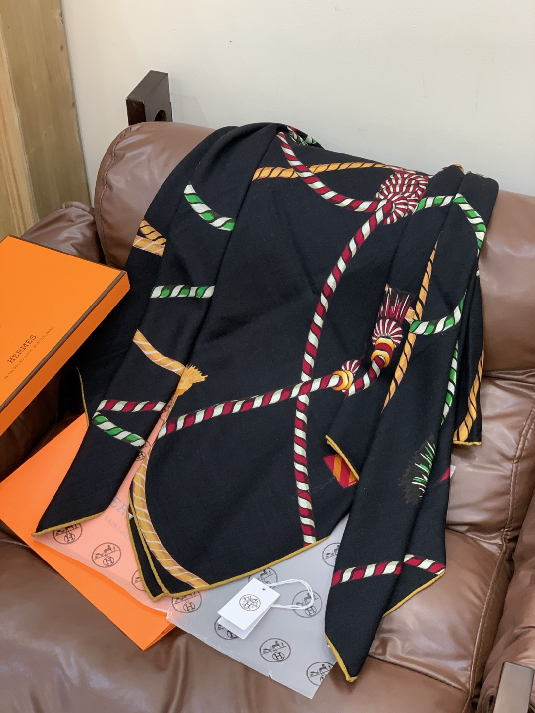 羊绒新款🆕👏👏买了都说好看‼️推荐💕爱马仕双面同色羊绒方巾【双面同色140】，顶级工艺超值‼️爱马仕专柜