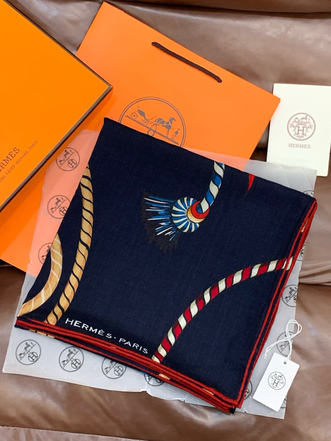 羊绒新款🆕👏👏买了都说好看‼️推荐💕爱马仕双面同色羊绒方巾【双面同色140】，顶级工艺超值‼️爱马仕专柜