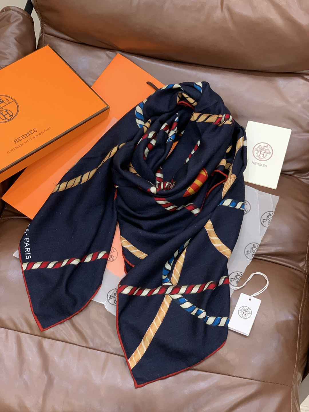 羊绒新款🆕👏👏买了都说好看‼️推荐💕爱马仕双面同色羊绒方巾【双面同色140】，顶级工艺超值‼️爱马仕专柜