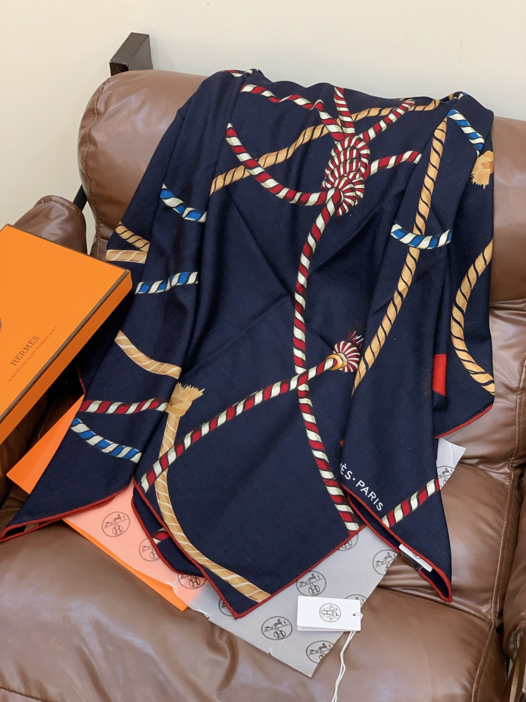 羊绒新款🆕👏👏买了都说好看‼️推荐💕爱马仕双面同色羊绒方巾【双面同色140】，顶级工艺超值‼️爱马仕专柜