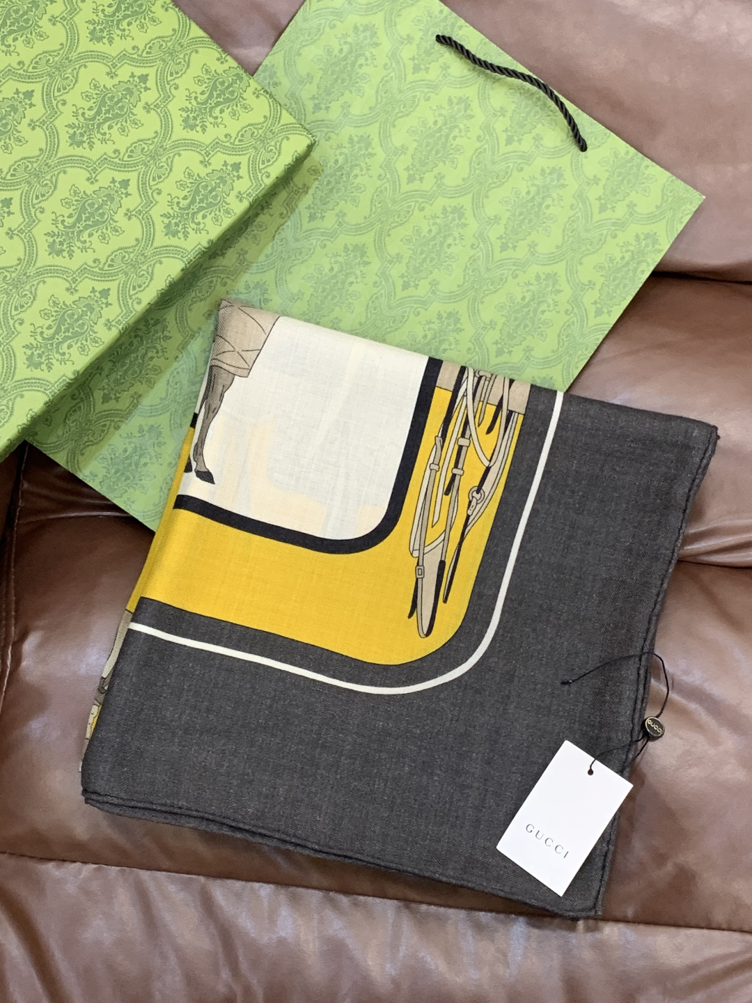💟Gucci~140双面丝绒披肩马鞍细节和骑马图案以精致色调匠心呈献，意在向品牌与马术世界的深厚渊源致敬