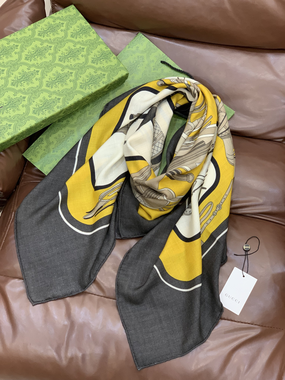 💟Gucci~140双面丝绒披肩马鞍细节和骑马图案以精致色调匠心呈献，意在向品牌与马术世界的深厚渊源致敬