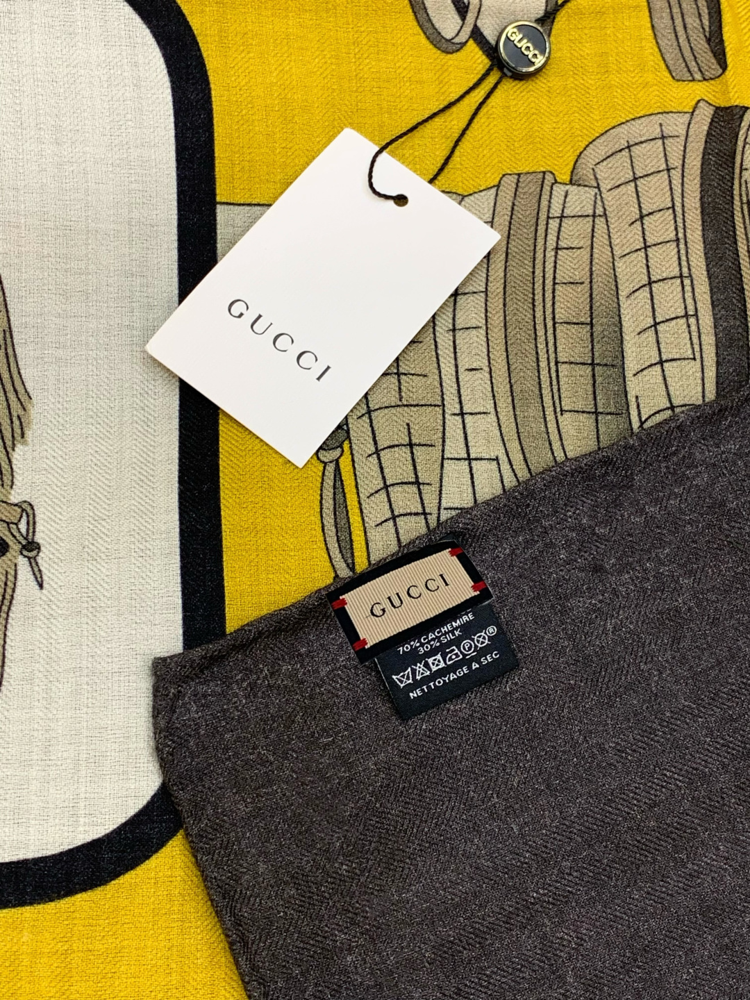 💟Gucci~140双面丝绒披肩马鞍细节和骑马图案以精致色调匠心呈献，意在向品牌与马术世界的深厚渊源致敬