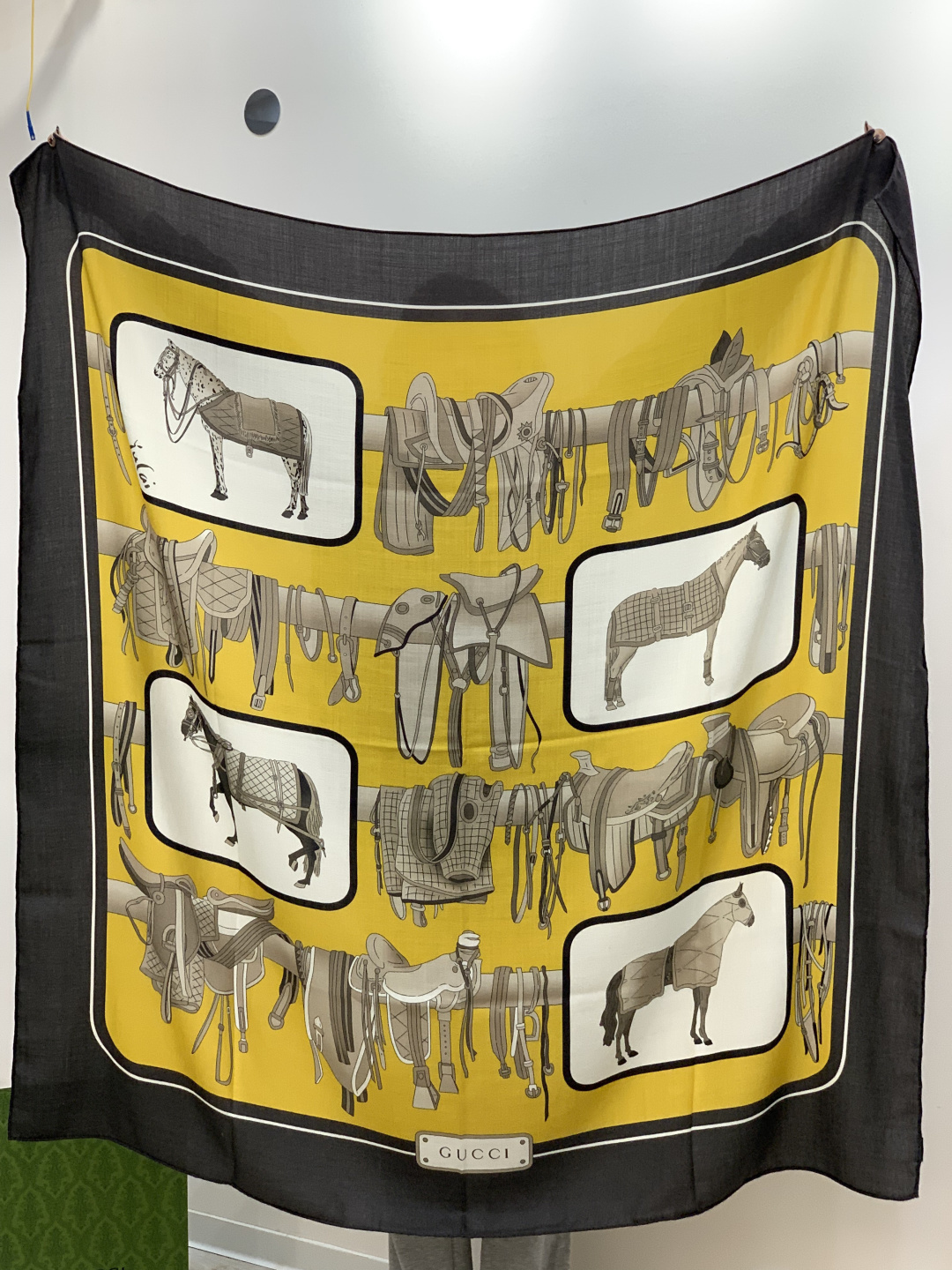 💟Gucci~140双面丝绒披肩马鞍细节和骑马图案以精致色调匠心呈献，意在向品牌与马术世界的深厚渊源致敬