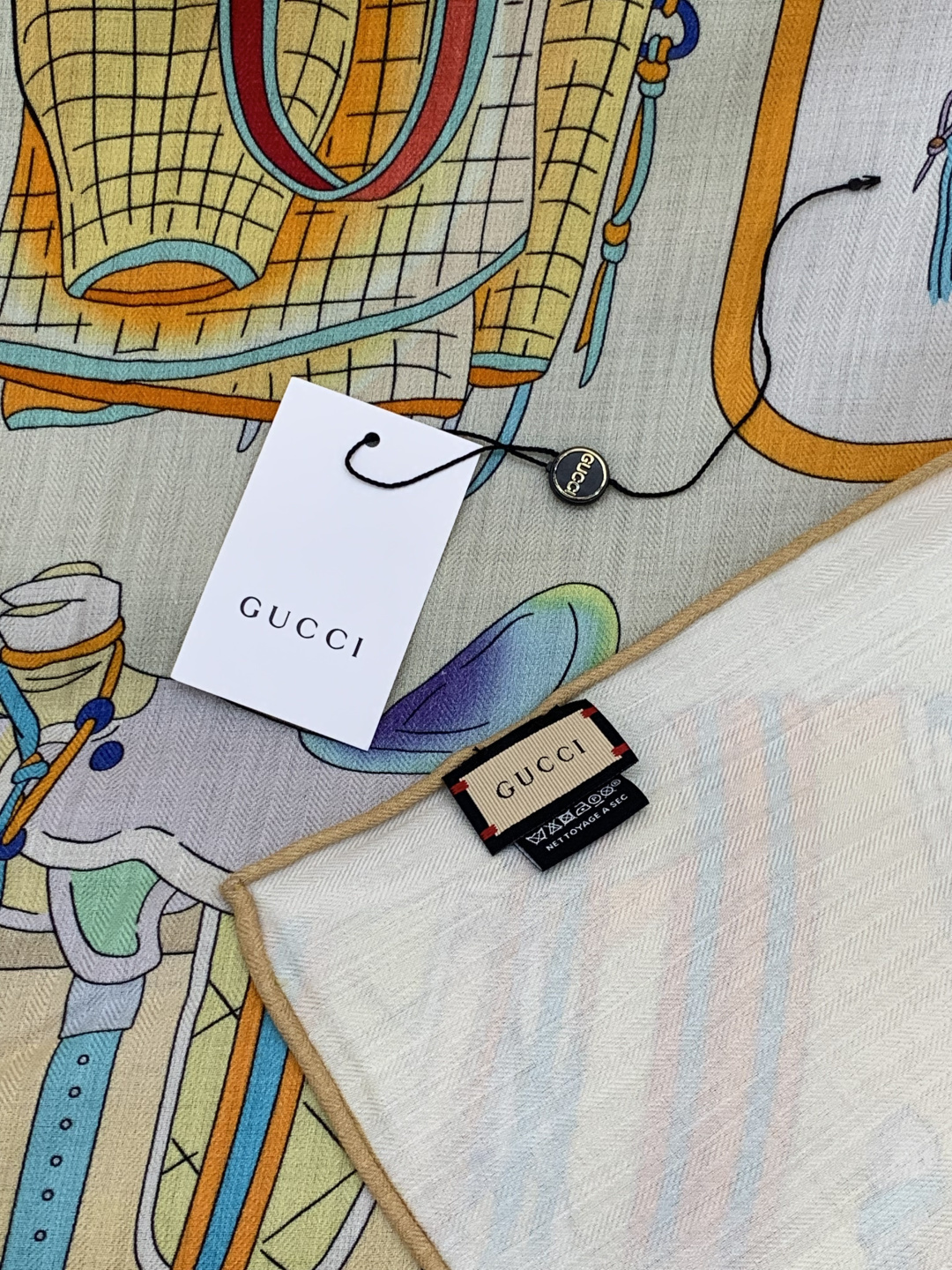 💟Gucci~140双面丝绒披肩马鞍细节和骑马图案以精致色调匠心呈献，意在向品牌与马术世界的深厚渊源致敬