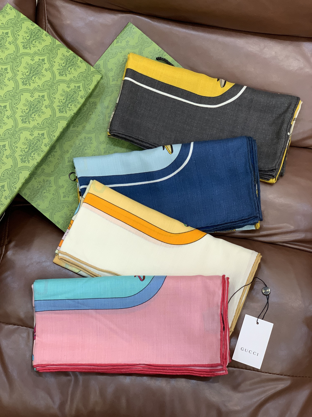 💟Gucci~140双面丝绒披肩马鞍细节和骑马图案以精致色调匠心呈献，意在向品牌与马术世界的深厚渊源致敬