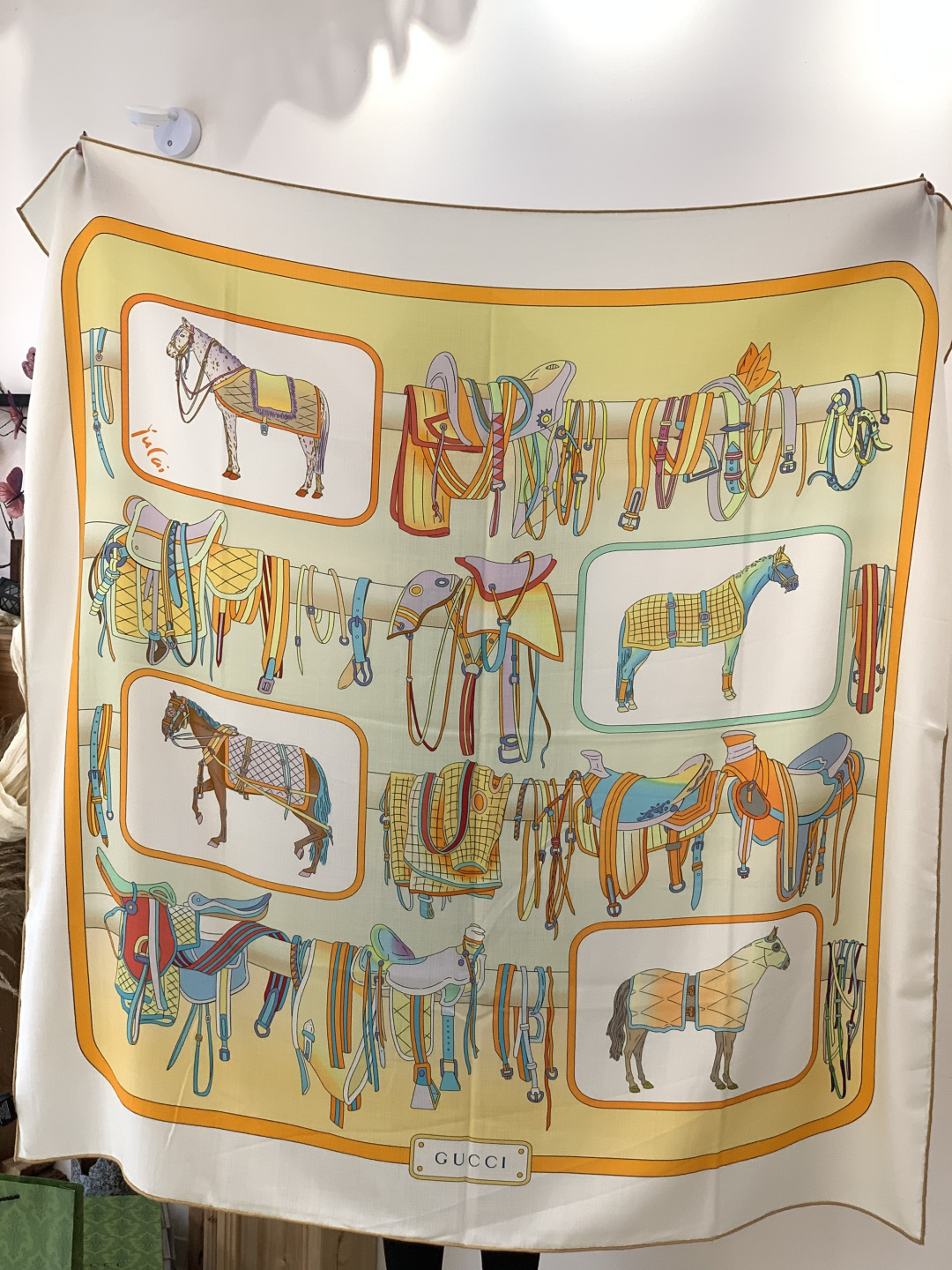 💟Gucci~140双面丝绒披肩马鞍细节和骑马图案以精致色调匠心呈献，意在向品牌与马术世界的深厚渊源致敬