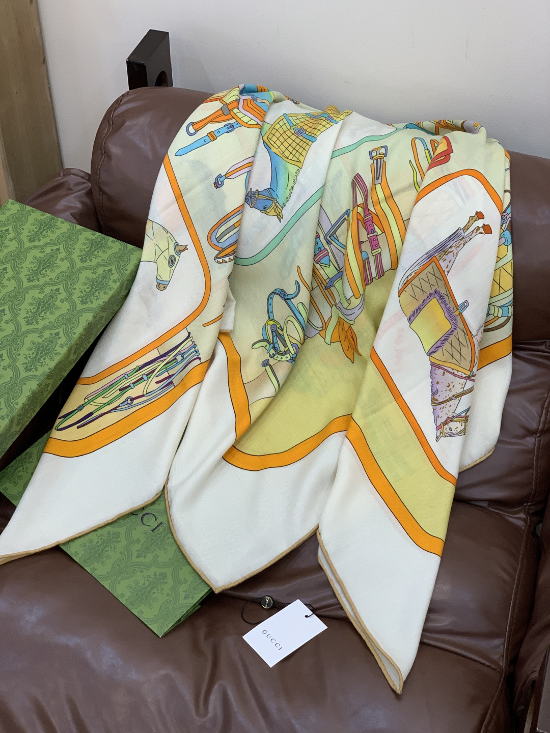 💟Gucci~140双面丝绒披肩马鞍细节和骑马图案以精致色调匠心呈献，意在向品牌与马术世界的深厚渊源致敬