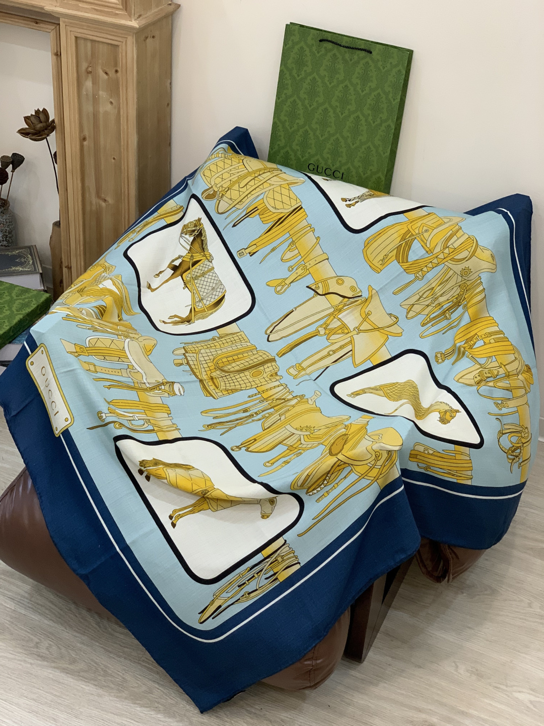 💟Gucci~140双面丝绒披肩马鞍细节和骑马图案以精致色调匠心呈献，意在向品牌与马术世界的深厚渊源致敬