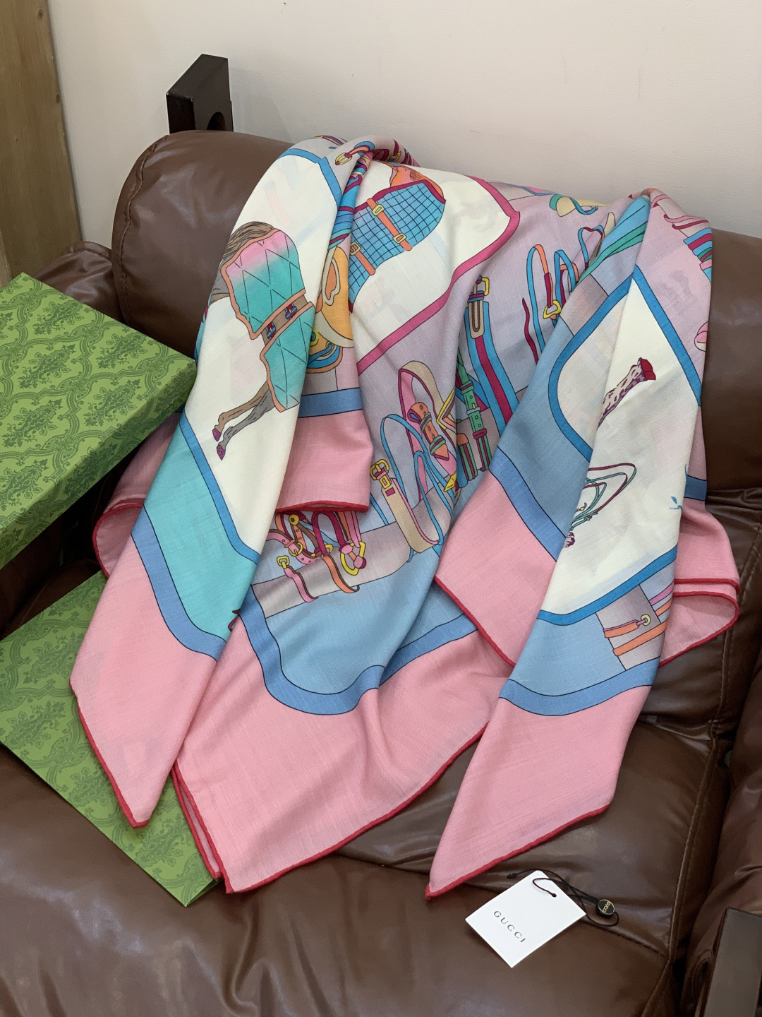 💟Gucci~140双面丝绒披肩马鞍细节和骑马图案以精致色调匠心呈献，意在向品牌与马术世界的深厚渊源致敬