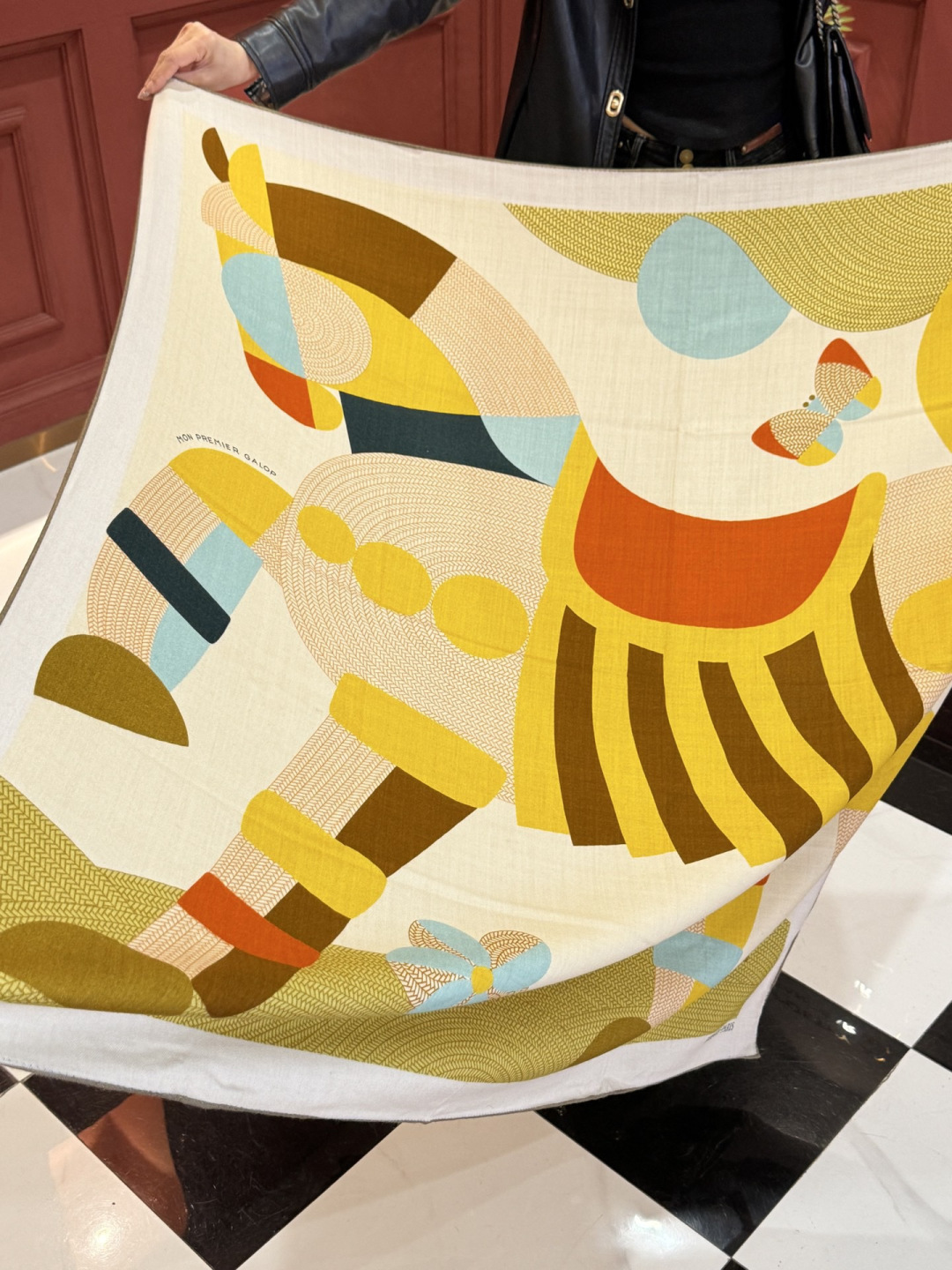 新款爱马仕小马跳跃，140*140cm，双面同色印花，高端的重磅丝羊绒面料，正反两面效果一样，70%羊绒