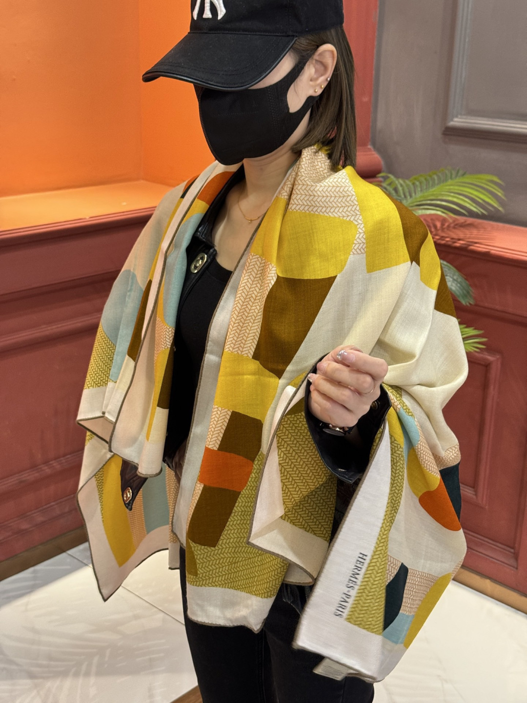 新款爱马仕小马跳跃，140*140cm，双面同色印花，高端的重磅丝羊绒面料，正反两面效果一样，70%羊绒