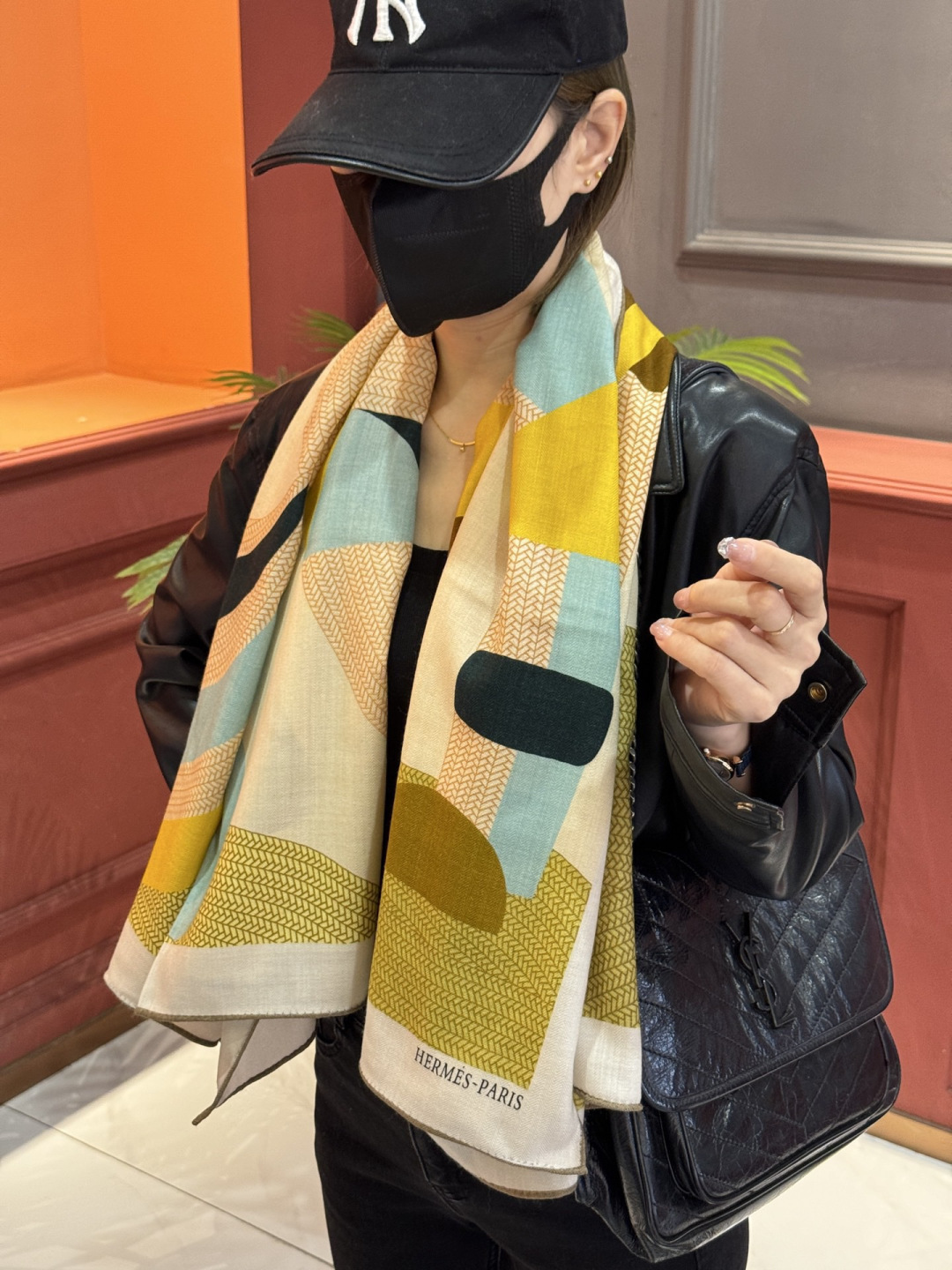 新款爱马仕小马跳跃，140*140cm，双面同色印花，高端的重磅丝羊绒面料，正反两面效果一样，70%羊绒