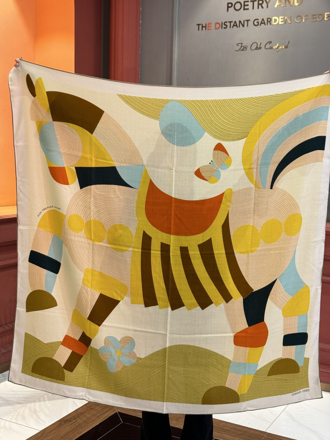 新款爱马仕小马跳跃，140*140cm，双面同色印花，高端的重磅丝羊绒面料，正反两面效果一样，70%羊绒