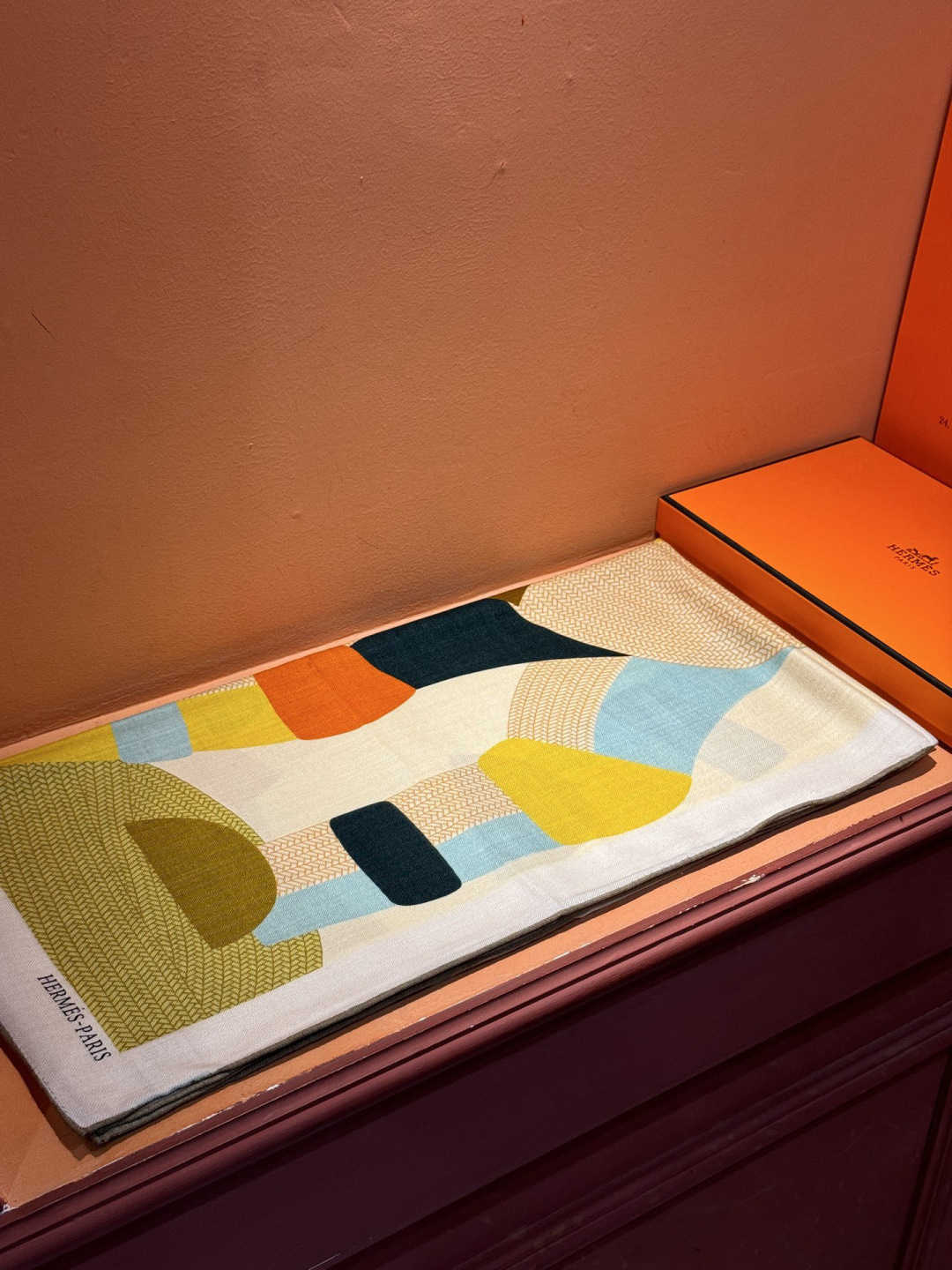 新款爱马仕小马跳跃，140*140cm，双面同色印花，高端的重磅丝羊绒面料，正反两面效果一样，70%羊绒