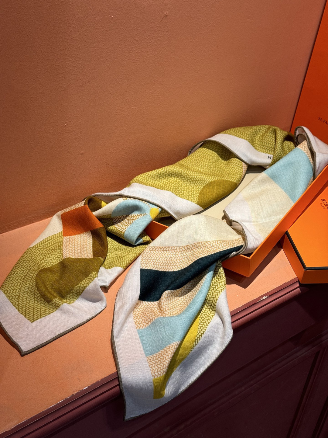 新款爱马仕小马跳跃，140*140cm，双面同色印花，高端的重磅丝羊绒面料，正反两面效果一样，70%羊绒