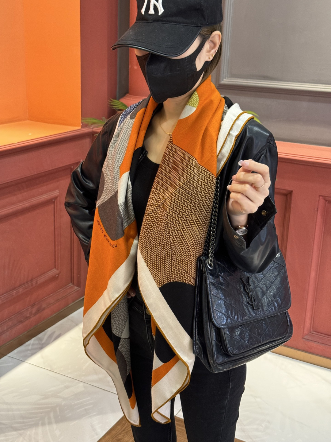 新款爱马仕小马跳跃，140*140cm，双面同色印花，高端的重磅丝羊绒面料，正反两面效果一样，70%羊绒