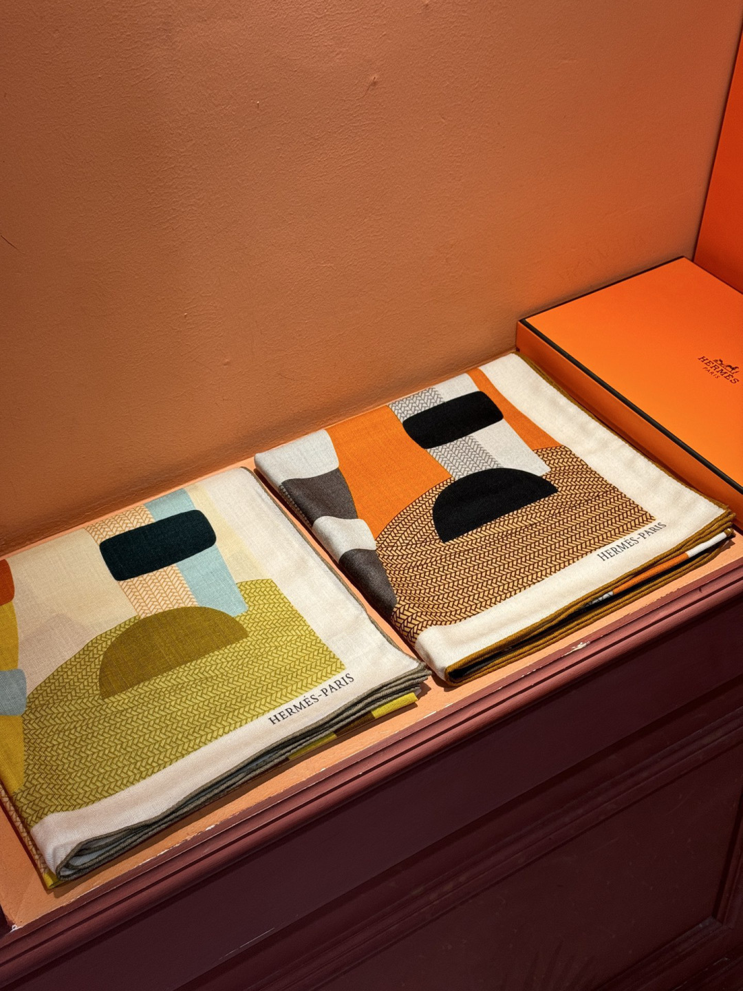 新款爱马仕小马跳跃，140*140cm，双面同色印花，高端的重磅丝羊绒面料，正反两面效果一样，70%羊绒